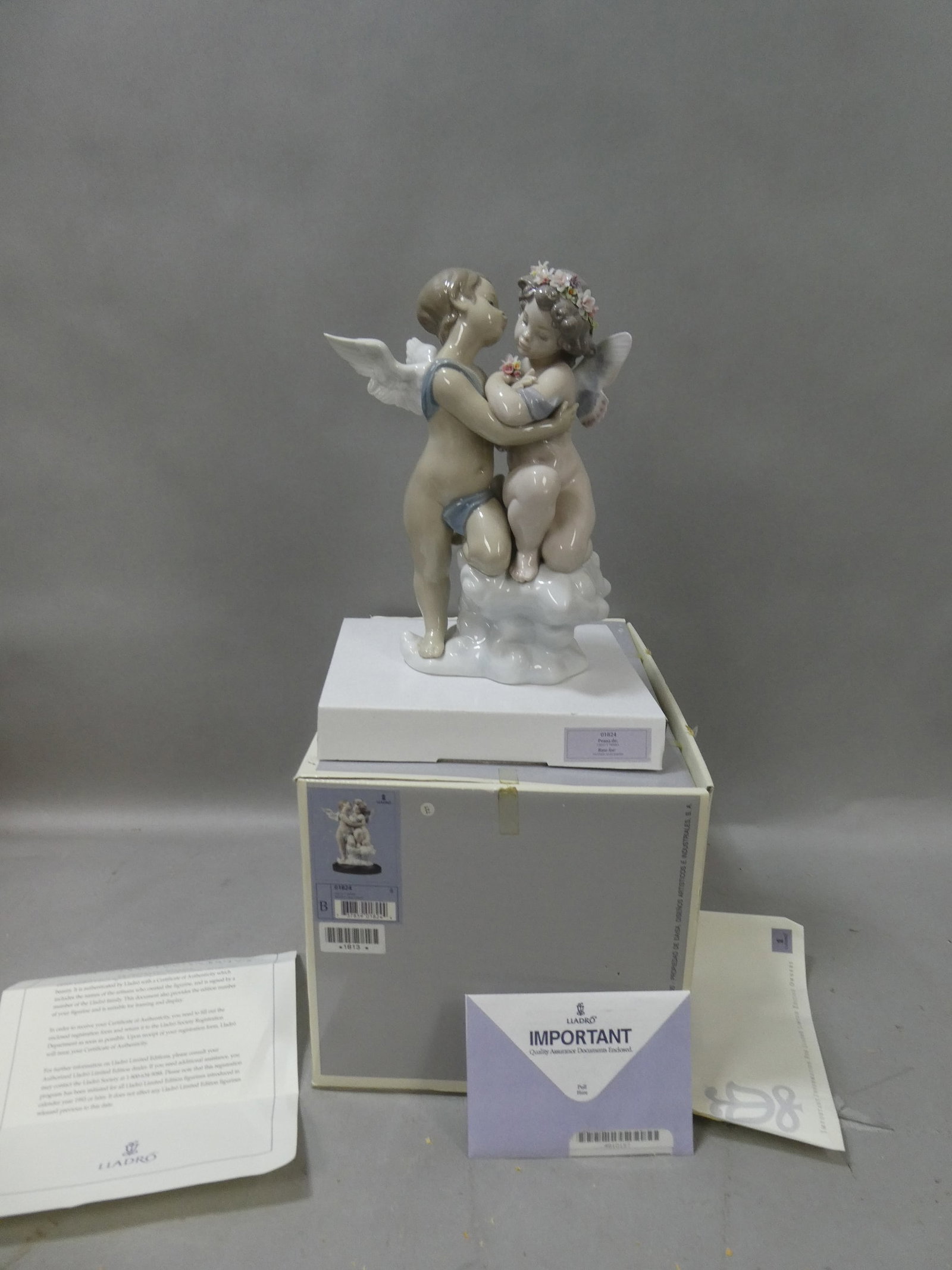 Lladro 1824 Heaven & Earth in Box w/ Papers: Lladro 1824 Heaven & Earth in Box w/ Papers. Measurements in inches: 12 high Condition:Good with no chips, cracks or repairs Shipping:We offer in-house shipping. Item(s) will be packed after invoice i