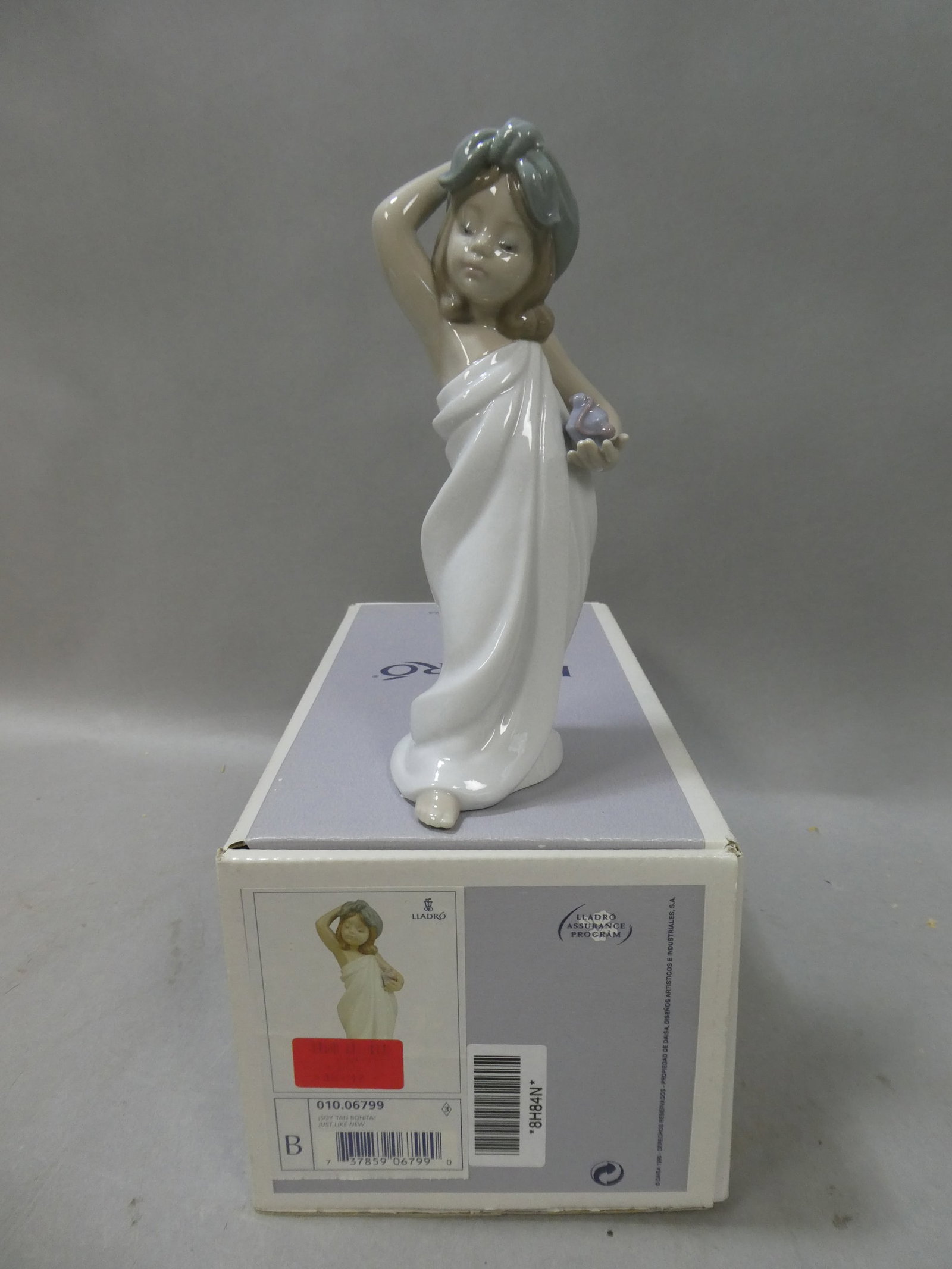 Lladro 6799 Just Like New Figurine in Box: Lladro 6799 Just Like New Figurine in Box. Measurements in inches: 7 1/2 high Condition:Good with no chips, cracks or repairs Shipping:We offer in-house shipping. Item(s) will be packed after invoice 