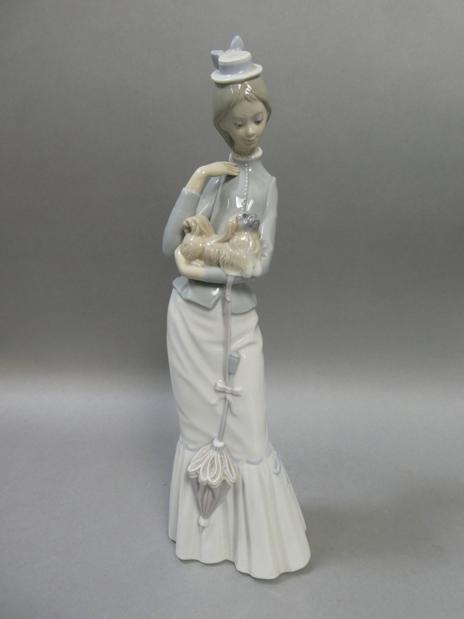 Lladro Figurine #4893 A Walk With The Dog Woman w/Pekingese: Lladro Figurine #4893 A Walk With The Dog Woman w/Pekingese. Measurements in inches: 15 high Condition:Good with no chips, cracks or repairs Shipping:We offer in-house shipping. Item(s) will be packed