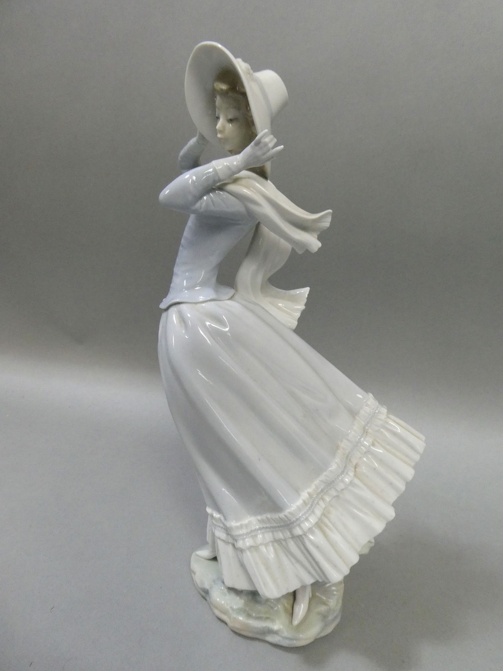 Lladro Spring Breeze #4936 Figurine Woman w/ Scarf and Hat Large Glossy (1 of 5)