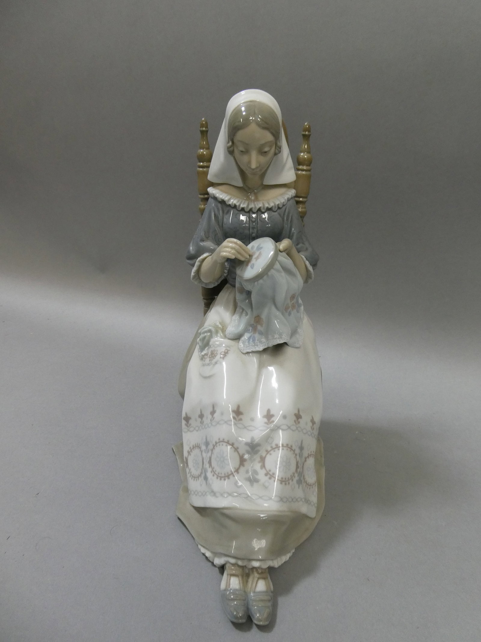 Lladro Insular Embroideress Porcelain Figurine #4865 - Gloss Finish: Lladro Insular Embroideress Porcelain Figurine #4865 - Gloss Finish. Measurements in inches: 11 high Condition:Good with no chips, cracks or repairs Shipping:We offer in-house shipping. Item(s) will b