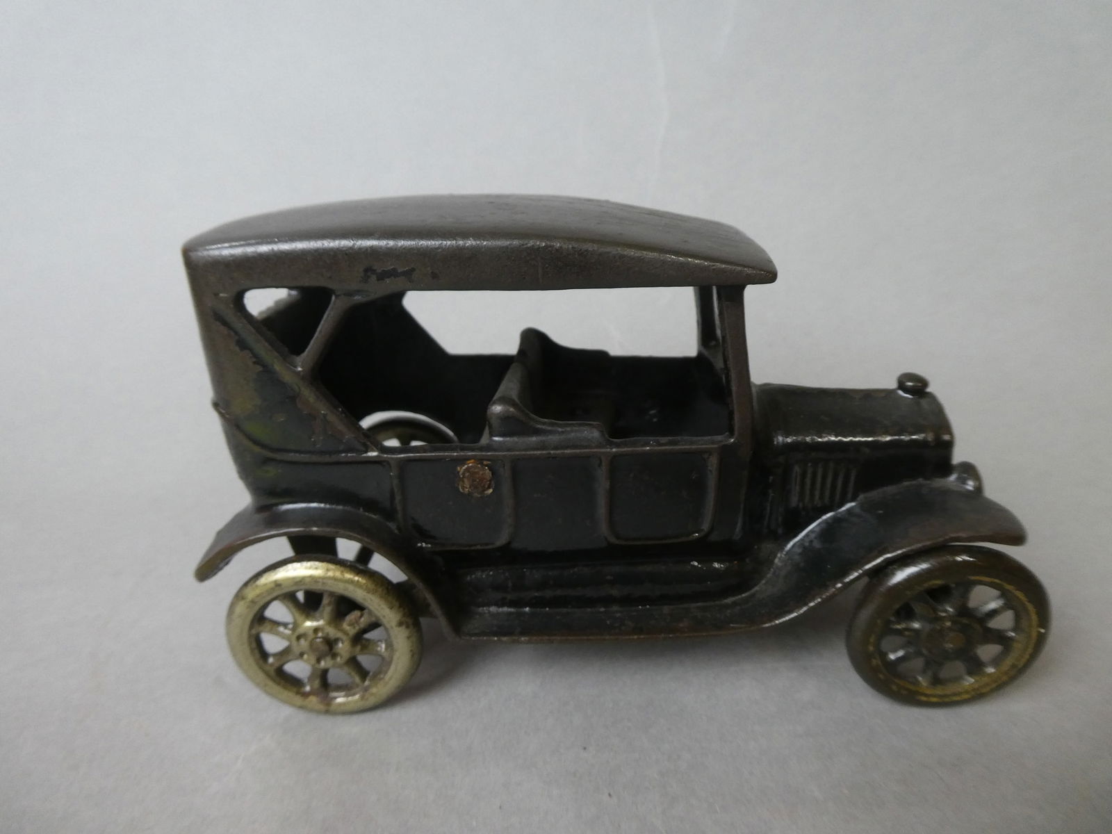 1920's Arcade Cast Iron Ford Model T Phaeton (1 of 5)