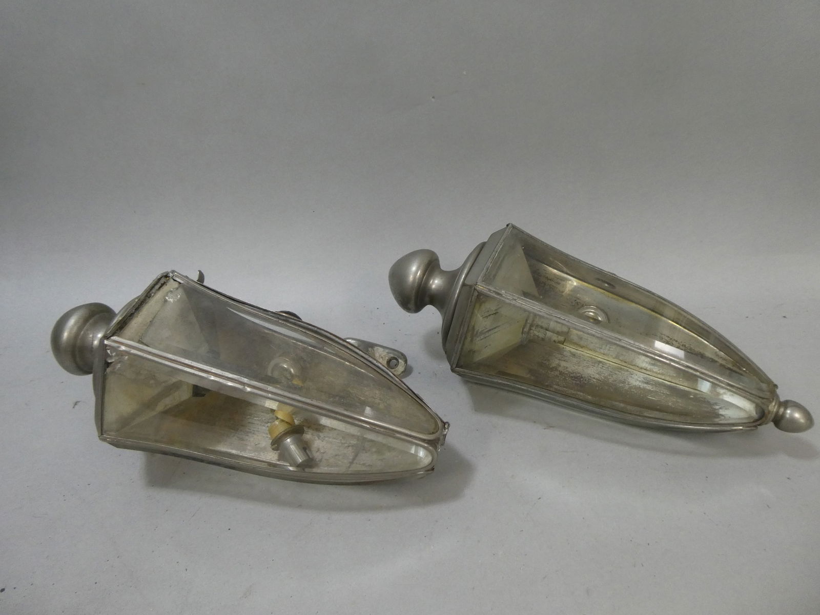 Pair Antique 1910 Pierce Arrow Coach Lamp Lights: Pair Antique 1910 Pierce Arrow Coach Lamp Lights. Measurements in inches: 14 high Condition:Has wear to finish in spots. One glass panel is broken Shipping:We offer in-house shipping. Item(s) will be