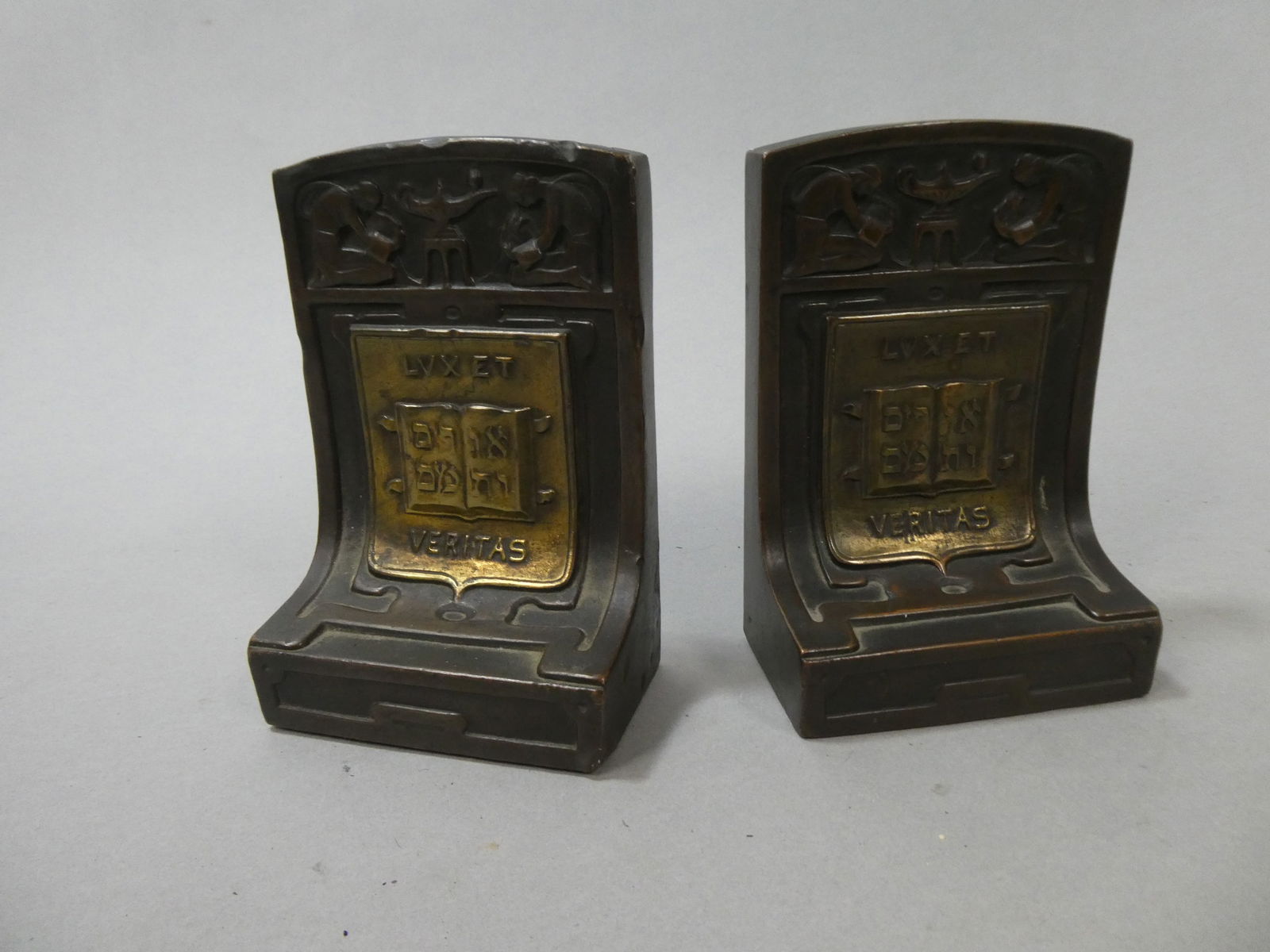 Pair Hollow Bronze Yale LVX ET Veritas Bookends (1 of 5)