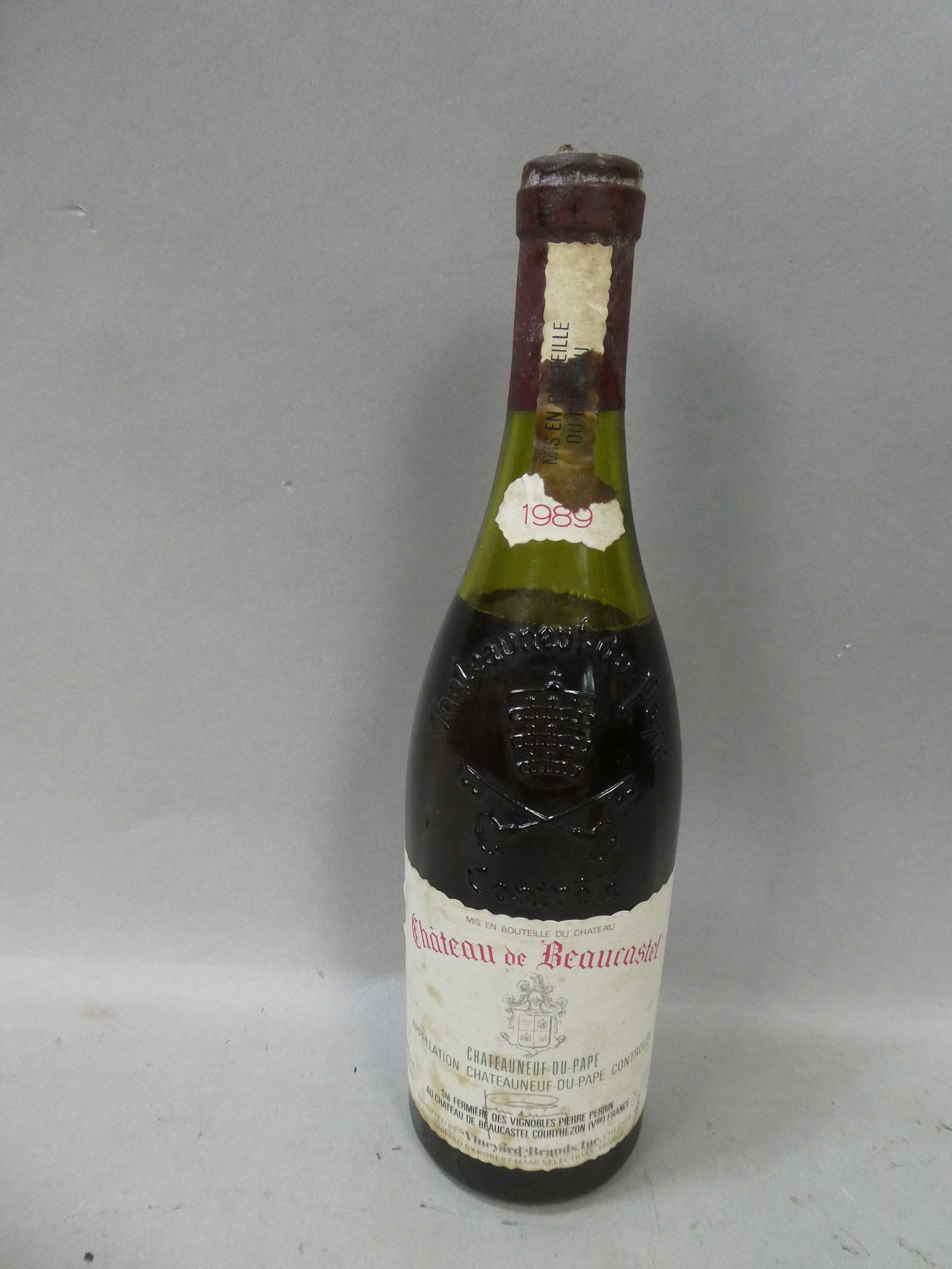 1989 Chateau de Beaucastel Chateauneuf-du-Pape White Wine: 1989 Chateau de Beaucastel Chateauneuf-du-Pape White Wine. For collectable purposes only, not meant for human consumption. Condition:Still sealed, label and seal show stains and corrosion Shipping:We 
