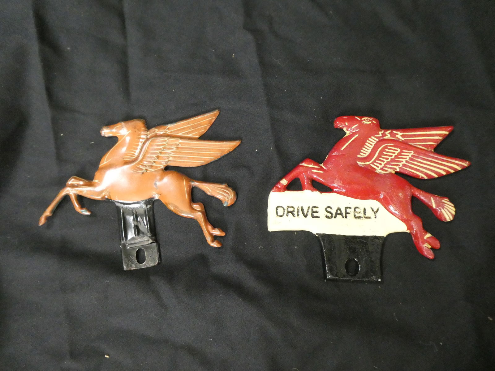 Lot 2 Vintage Mobil Pegasus License Plate Toppers (1 of 8)
