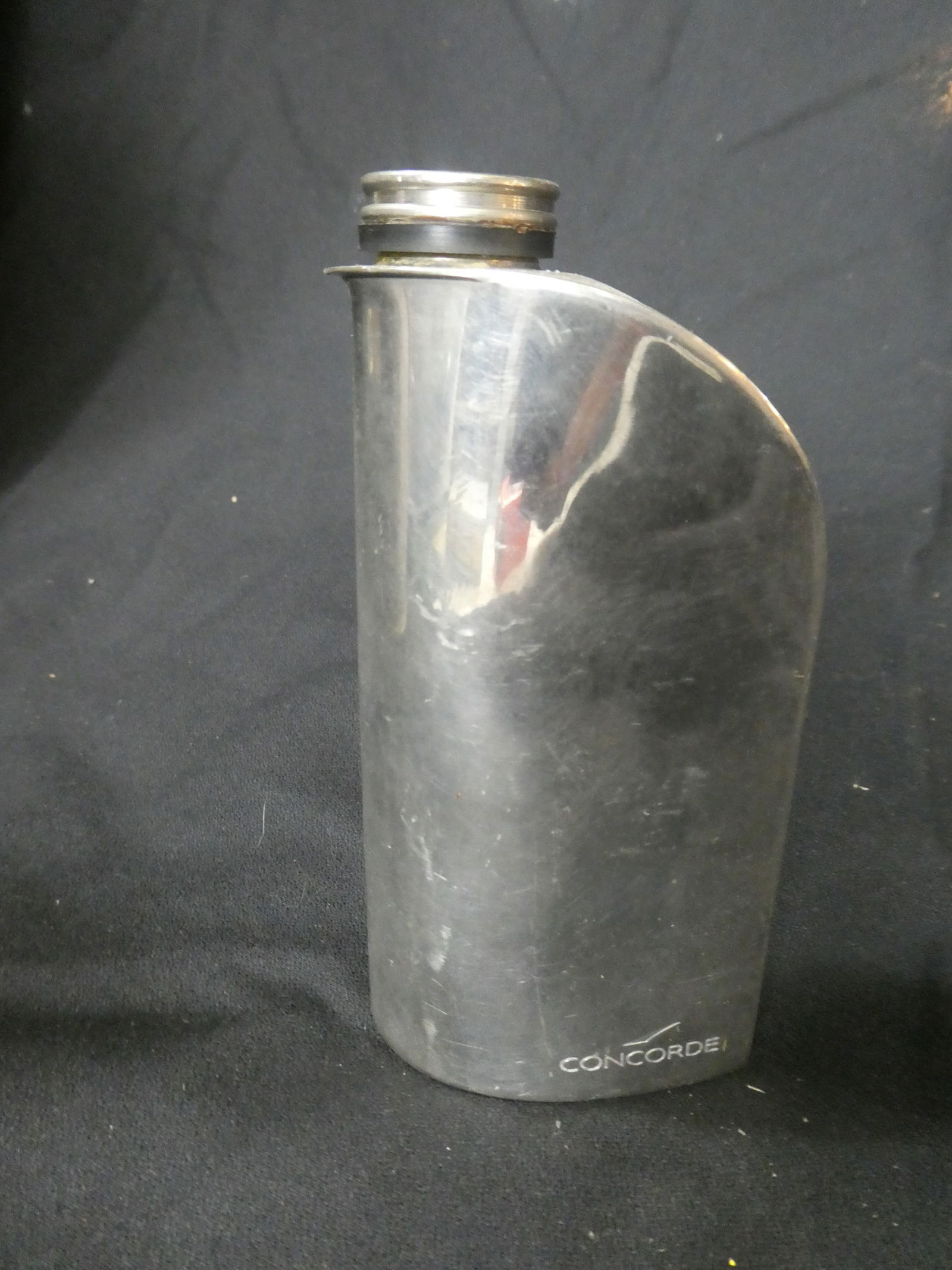 Vintage British Airways Concorde Ergo Chris Middleton Flask: Vintage British Airways Concorde Ergo Chris Middleton Flask. Measurements in inches: 5 high x 2 1/2 wide Condition:Has some light dings and scratches Shipping:We offer in-house shipping. Item(s) will
