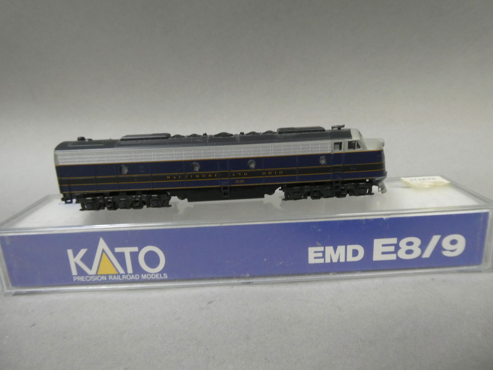 Kato 176-273 N Scale Baltimore & Ohio EMD E8/9A Diesel Locomotive #1439 (1 of 6)