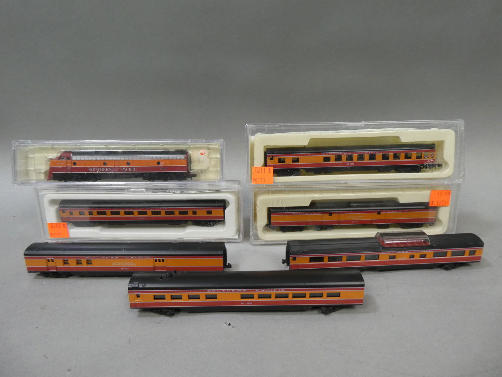 Con-Cor N Scale Southern Pacific Passenger Car Set w/ Life-Like 7230 Locomotive (1 of 9)