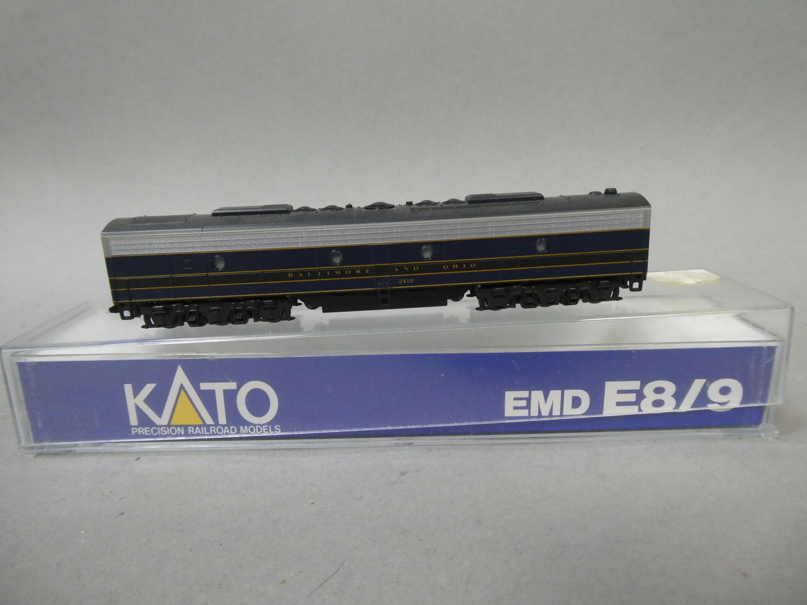 Kato 176-295 Baltimore & Ohio EMD E8/9 B Diesel Locomotive #2416 (1 of 7)