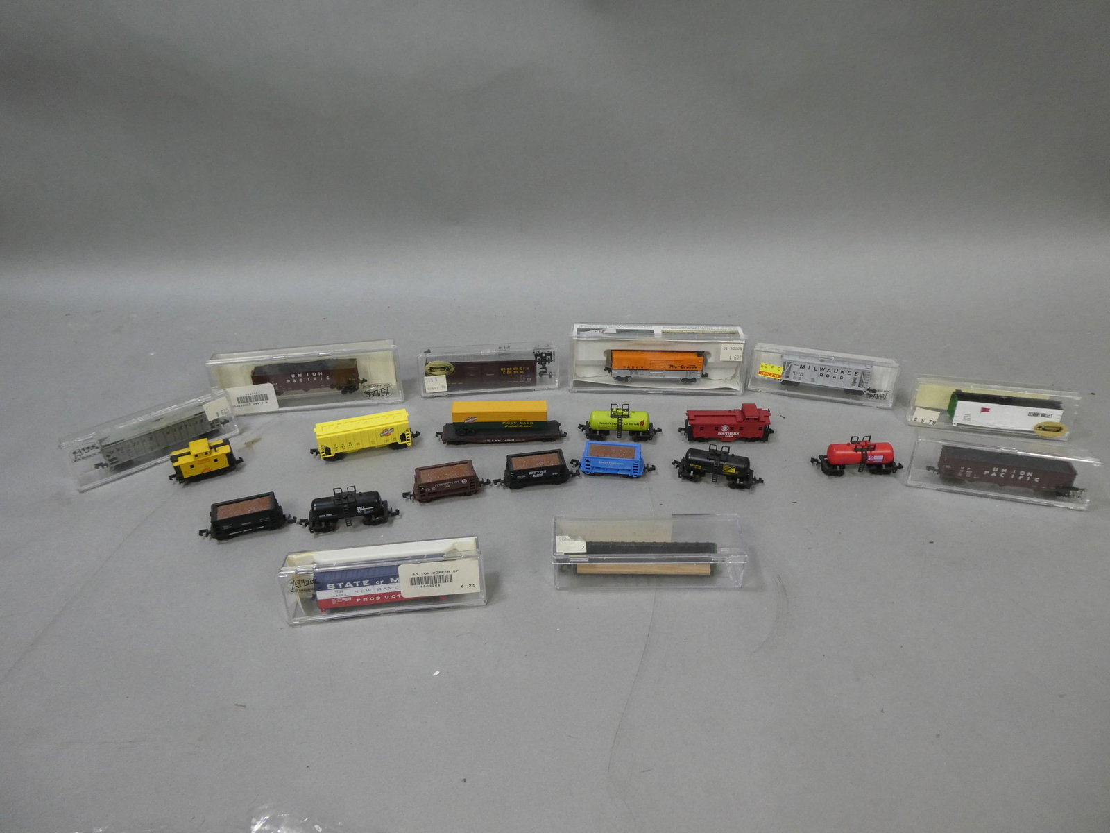 Lot 21 Assorted N Scale Freight Cars Atlas Roundhouse Con-Cor: Lot 21 Assorted N Scale Freight Cars Atlas Roundhouse Con-Cor. Condition:Most look little I ever used, some have some loose parts Shipping:We offer in-house shipping. Item(s) will be packed after invo