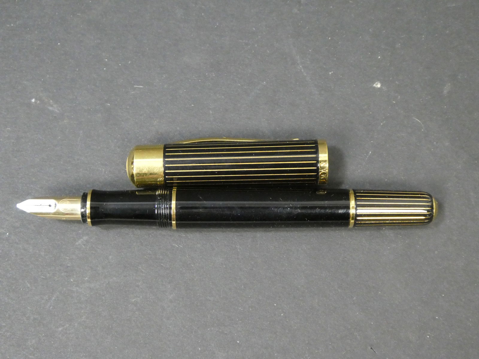 Pelikan Ductus P3110 M 18c 750 Black & Gold Striped Fountain Pen (1 of 6)