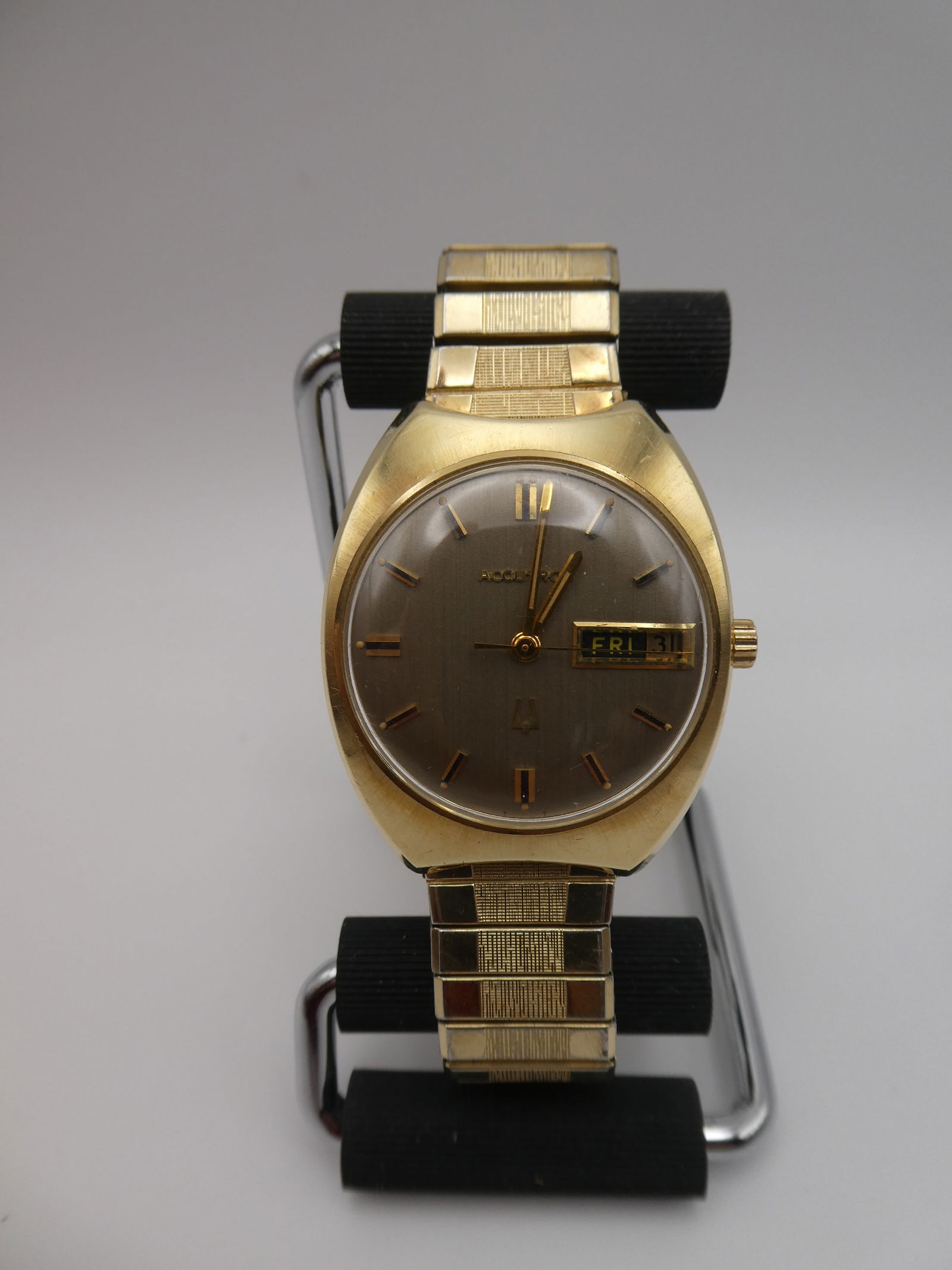 Bulova Accutron 14k Gold Wristwatch: Bulova Accutron 14k Gold Wristwatch. Measurements in inches: 36mm Condition:Good with no problems Shipping:We offer in-house shipping. Item(s) will be packed after invoice is paid and shipping charge