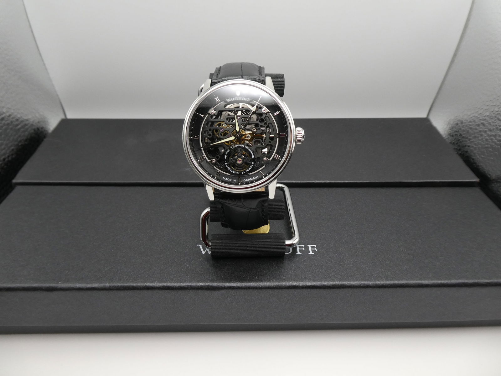 Waldoff Capital Automatic Obsidian 80 Hour Power Reserve Wristwatch: Waldoff Capital Automatic Obsidian 80 Hour Power Reserve Wristwatch. Measurements in inches: 42mm Condition:Good with problems Shipping:We offer in-house shipping. Item(s) will be packed after invoice