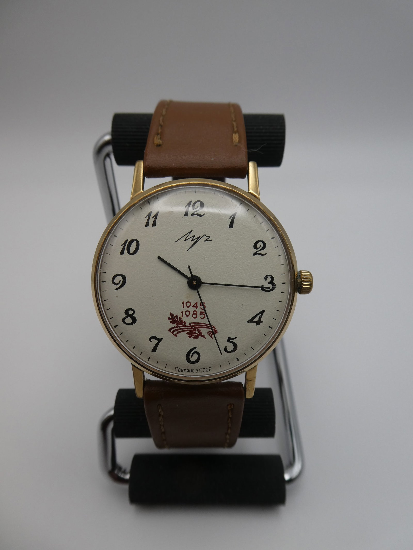 Rare Russian 1945-1985 Manual Wind Wristwatch: Rare Russian 1945-1985 Manual Wind Wristwatch. Condition:Good with problems Shipping:We offer in-house shipping. Item(s) will be packed after invoice is paid and shipping charge will be invoiced separ