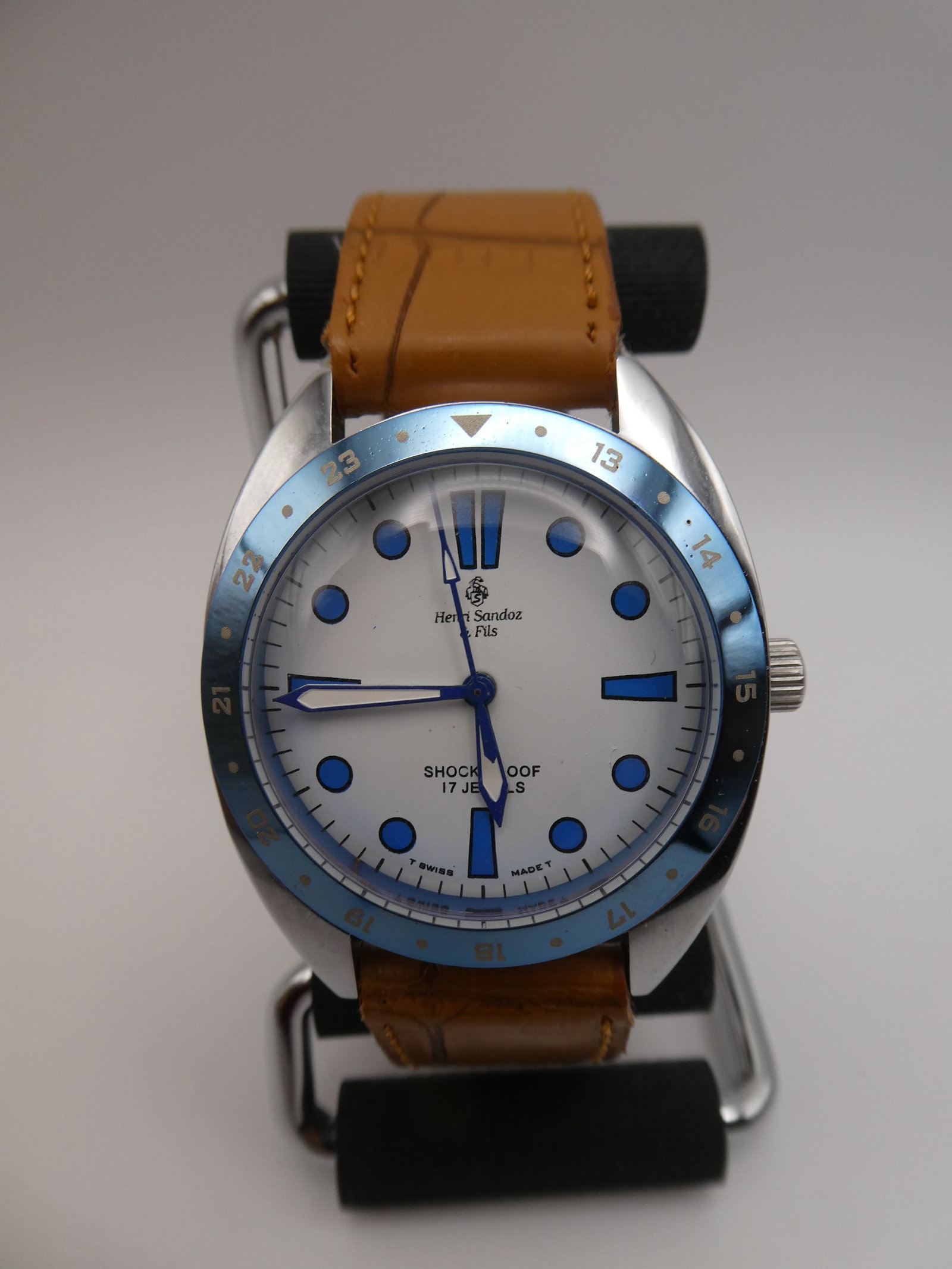 Henri Andoz Automatic Shock Proof 17 Jewel Wristwatch: Henri Andoz Automatic Shock Proof 17 Jewel Wristwatch. Condition:Good with no problems Shipping:We offer in-house shipping. Item(s) will be packed after invoice is paid and shipping charge will be inv