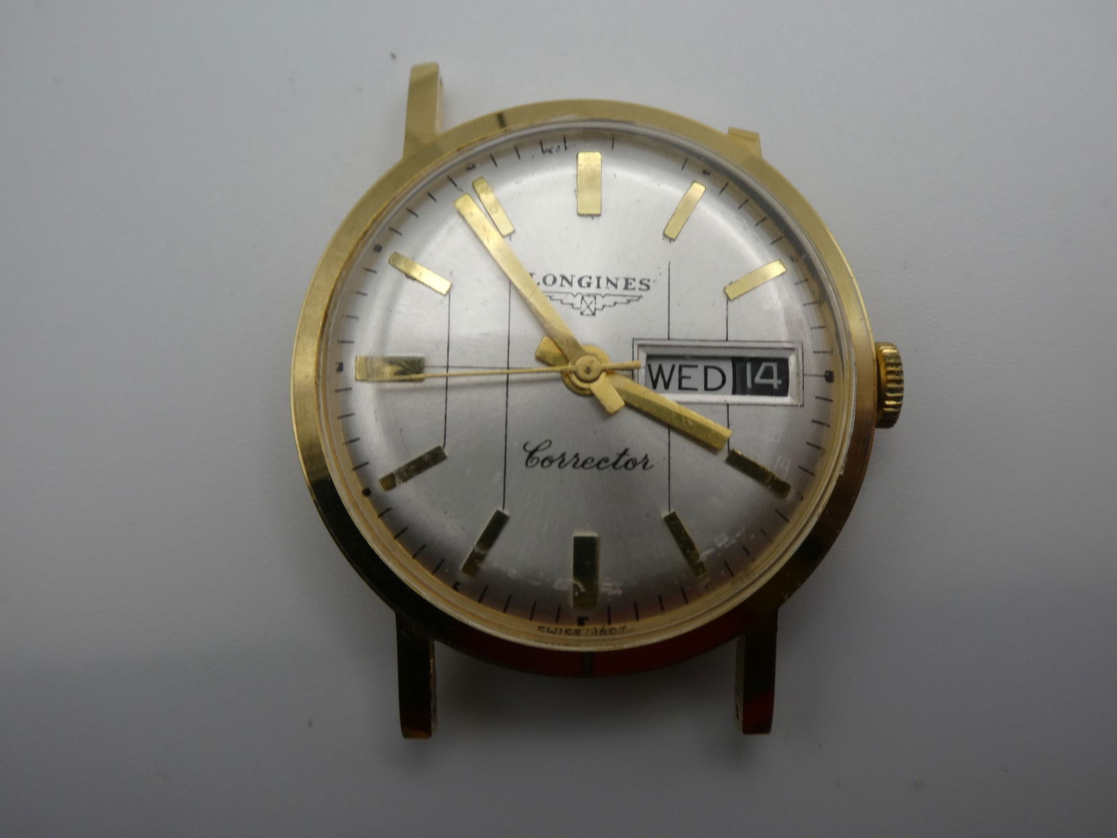 Vintage Longines Corrector Wristwatch No Band: Vintage Longines Corrector Wristwatch No Band. Condition:Has a broken lug Shipping:We offer in-house shipping. Item(s) will be packed after invoice is paid and shipping charge will be invoiced separat