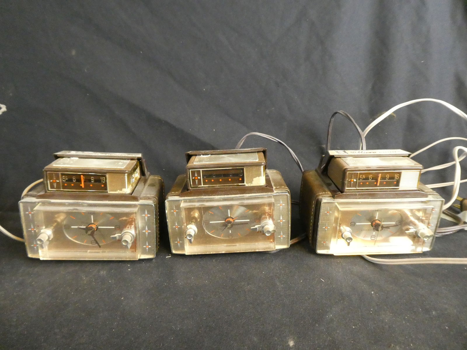 Lot 3 Vintage MCM GE General Electric Micro Electric Clock Radios (1 of 9)