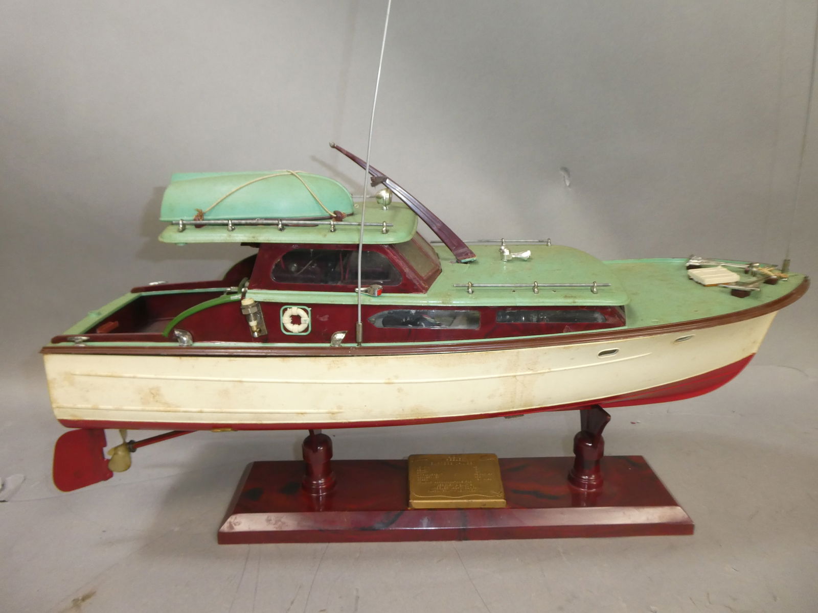 Vintage Wheeler Express Cruiser Chris Craft Style Cabin Boat Plastic Motorized Model on Stand (1 of 14)