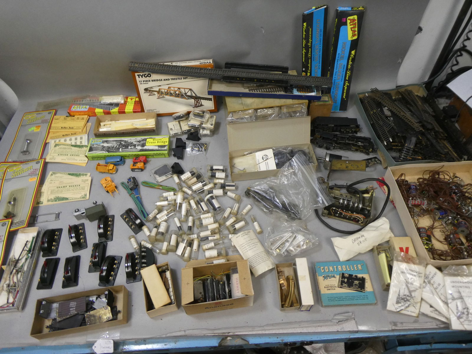 HUGE Lot Assorted Vintage HO Railroad Train Accessories (1 of 20)