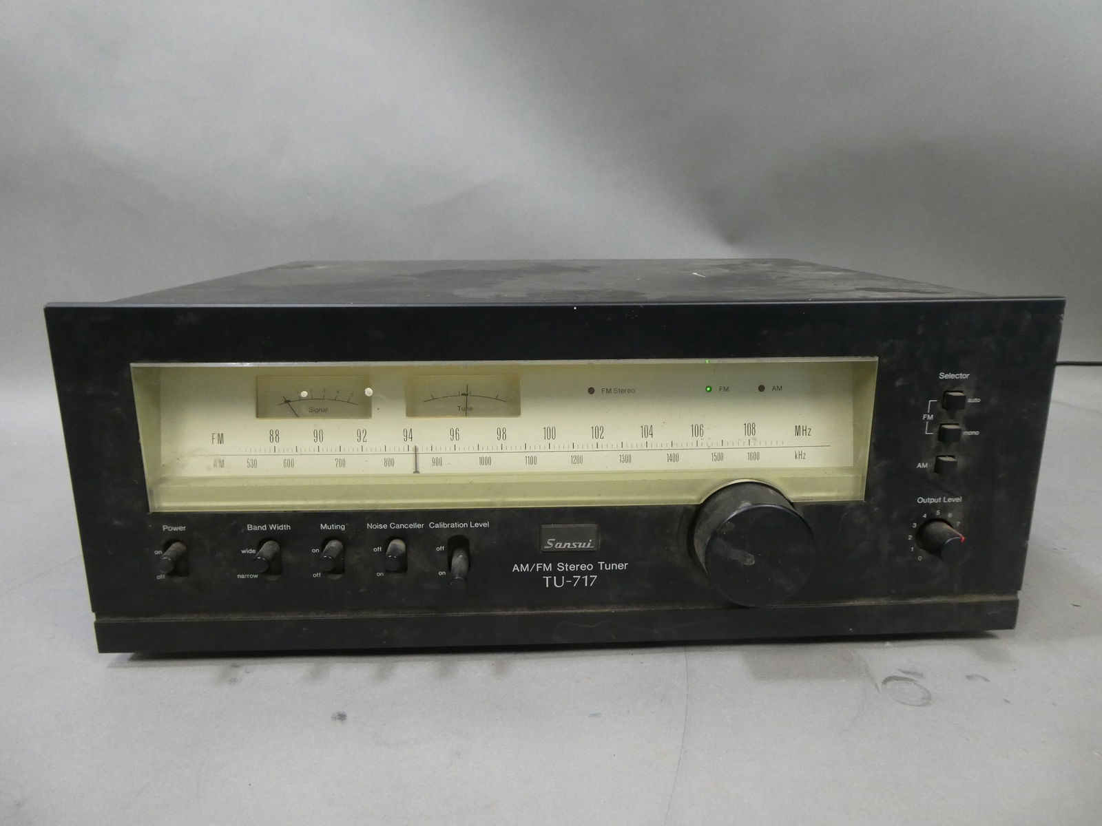 Sansui Model TU-717 AM/FM Stereo Tuner (1 of 11)
