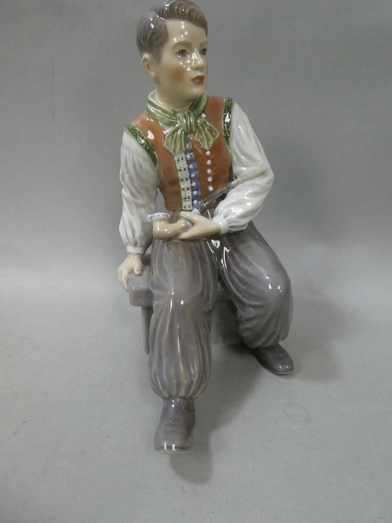 Dahl Jensen Copenhagen Amager Boy w/ Pipe Porcelain Figurine 1300: Dahl Jensen Copenhagen Amager Boy w/ Pipe Porcelain Figurine 1300. Measurements in inches: 9 1/2 high Condition:Good with no chips, cracks or repairs Shipping:We offer in-house shipping. Item(s) will 