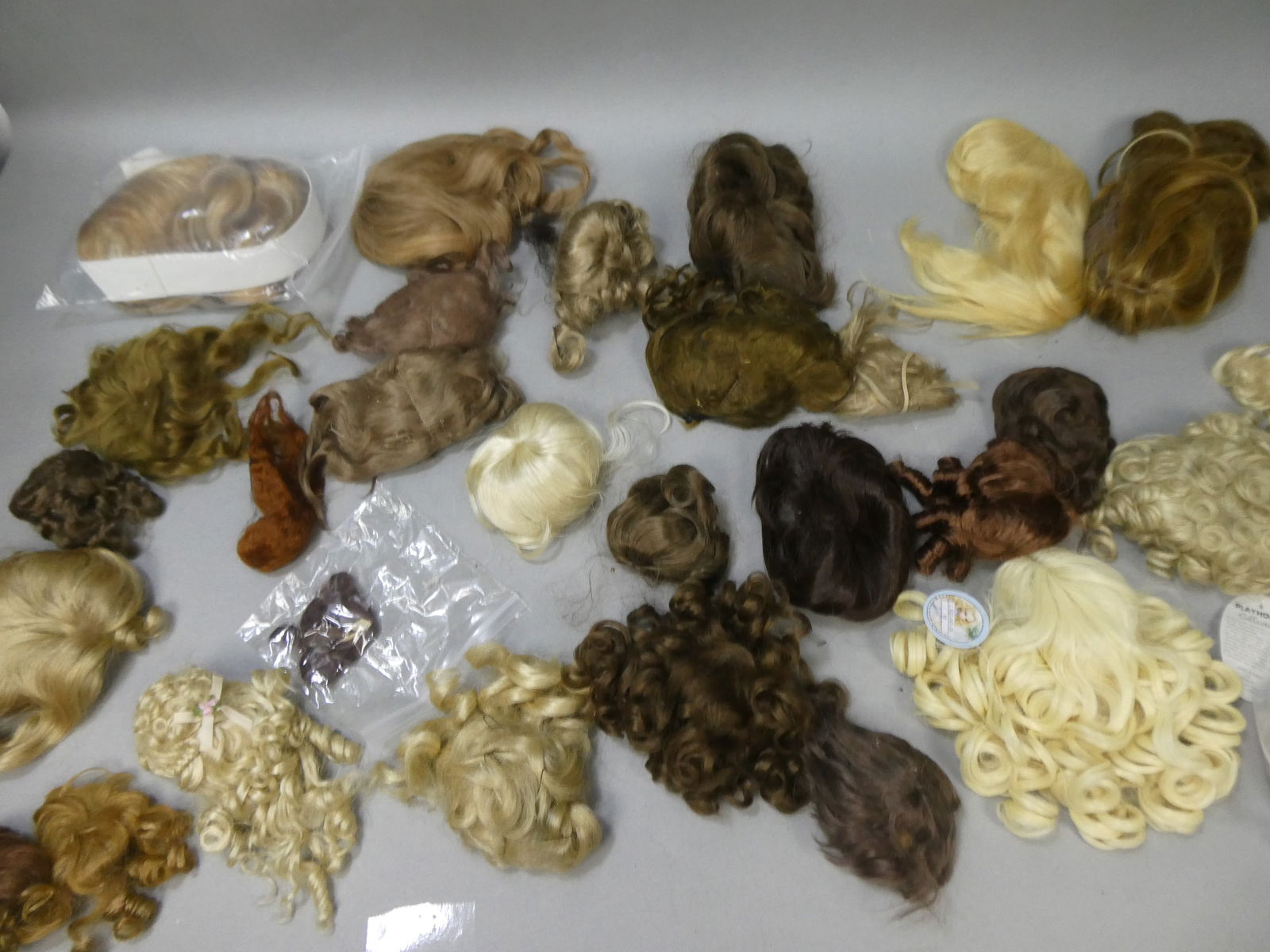 Lot 28 Vintage Assorted Color & Style Doll Wigs (1 of 16)