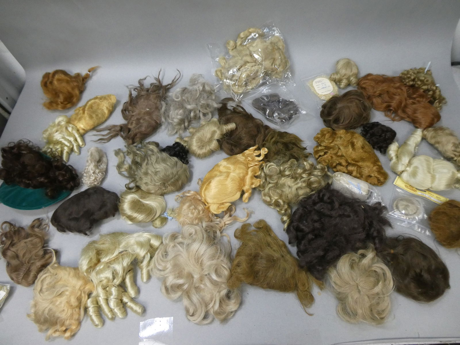 Lot 40 Vintage Assorted Color & Style Doll Wigs (1 of 16)