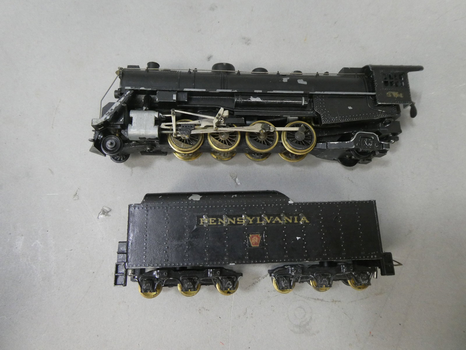 The Mikado Locomotive & Tender Kit No 208 in Box Pennsylvania 501: The Mikado Locomotive & Tender Kit No 208 in Box Pennsylvania 501. Condition:Box has wear and writing, loco and tender have paint chips. Has not been tested Shipping:We offer in-house shipping. Item(s