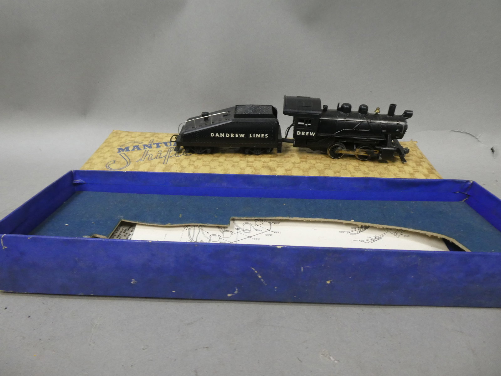 1955 Manua's Shifter Locomotive & Tender No 209 in Box: 1955 Manua's Shifter Locomotive & Tender No 209 in Box. Condition:Box shows wear. Engine has not been tested Shipping:We offer in-house shipping. Item(s) will be packed after invoice is paid and shipp