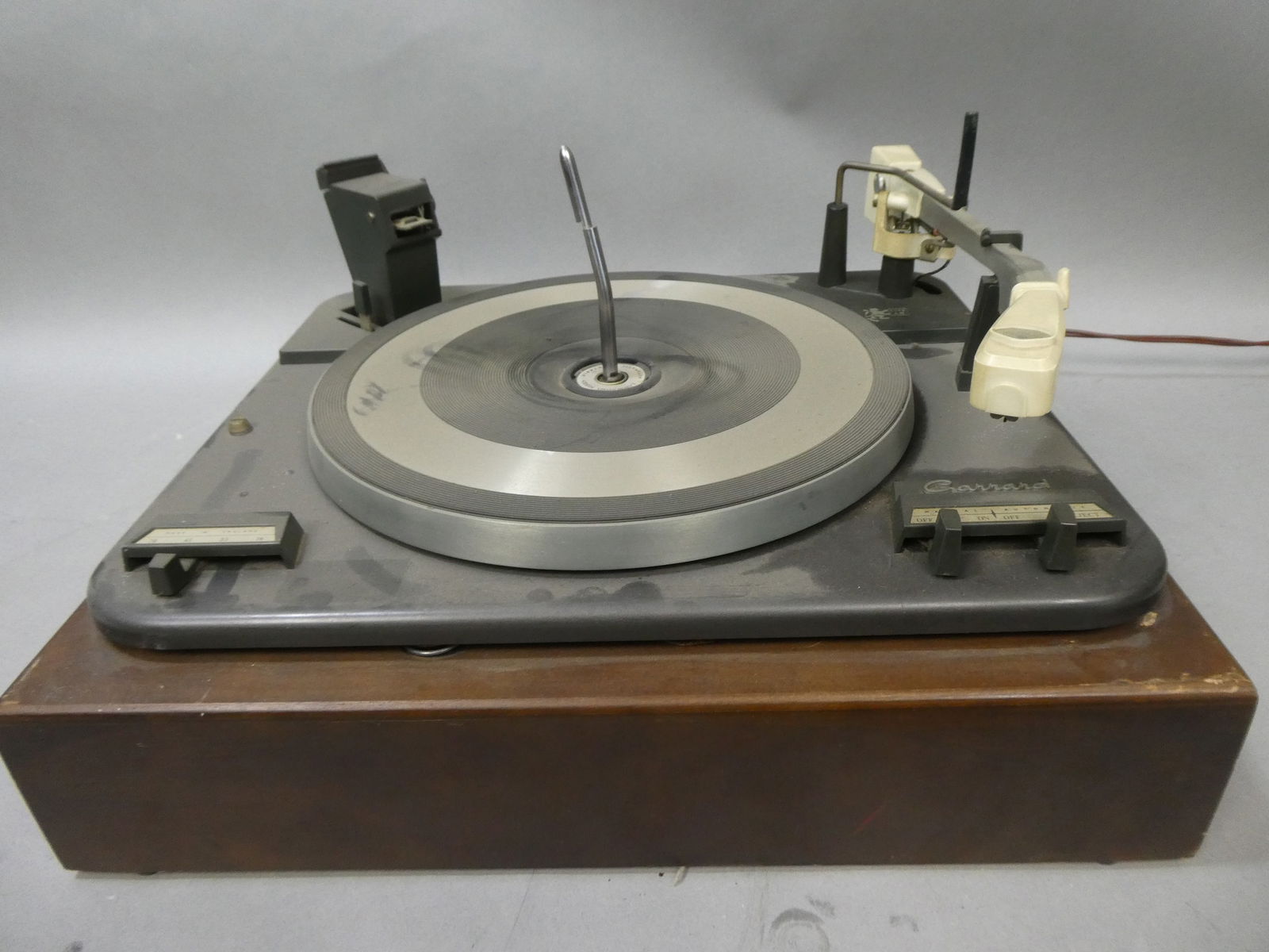 Garrard Type A-II 4 Speed Turntable Record Player: Garrard Type A-II 4 Speed Turntable Record Player. Measurements in inches: 8 high x 16 x 14 Condition:Used, turn on and platter turns but stops. Not tested any further Shipping:We offer in-house shipp