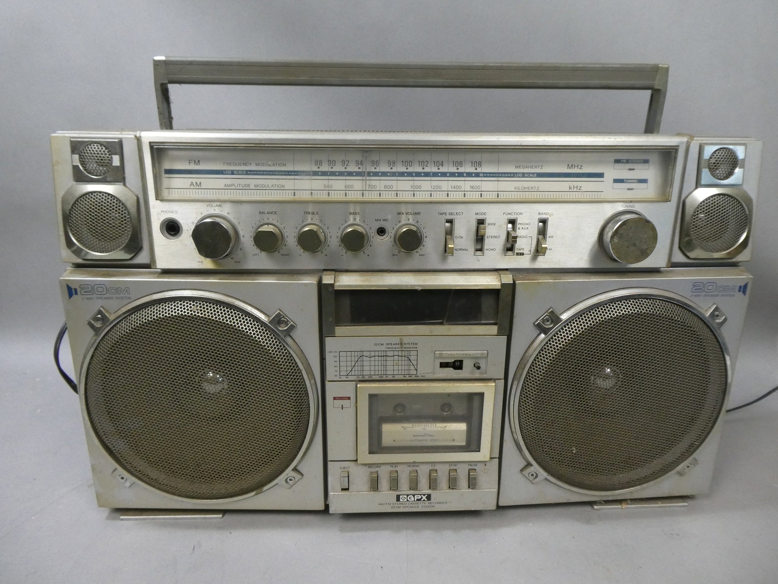 GPX Model 990 AM/FM Stereo Cassette Recorder 20CM Speaker System Boombox: GPX Model 990 AM/FM Stereo Cassette Recorder 20CM Speaker System Boombox. Measurements in inches: 24 x 6 x 15 Condition:As found, turns on and station come sin. Tape player does not work. Not tested a