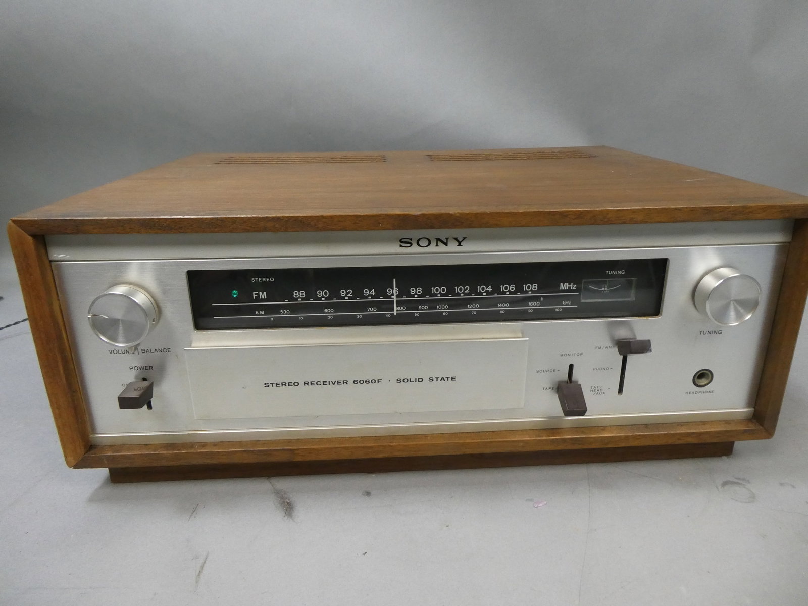 Sony Model 6060F Solid State Stereo Receiver: Sony Model 6060F Solid State Stereo Receiver with wood case. Measurements in inches: 7 1/2 x 14 x 18 Condition:Turns on and lights up. Not tested any further Shipping:We offer in-house shipping. Item(
