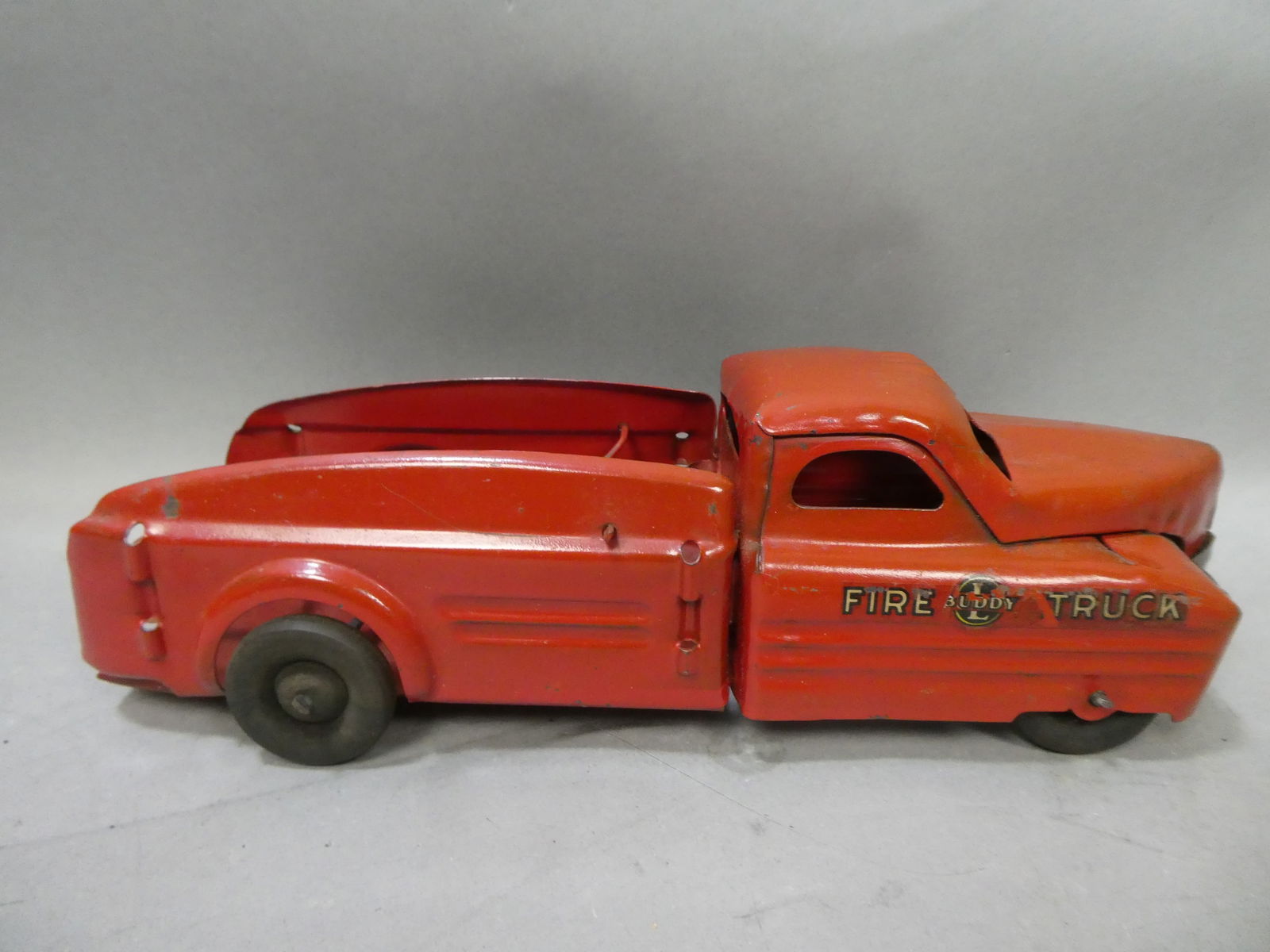 1940's Buddy L Pressed Steel Ladder Fire Truck: 1940's Buddy L Pressed Steel Ladder Fire Truck. Measurements in inches: 12 long Condition:Mild wear with age and use. Missing some stakes on the side Shipping:We offer in-house shipping. Item(s) will