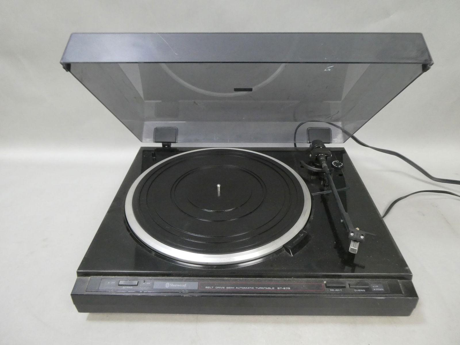 Vintage Sherwood Model ST-875 Record Player Turntable: Vintage Sherwood Model ST-875 Record Player Turntable. Measurements in inches: 5 high x 17 x 15 Condition:Turns on and arm raises, platter does not turn. Not tested any further Shipping:We offer in-ho