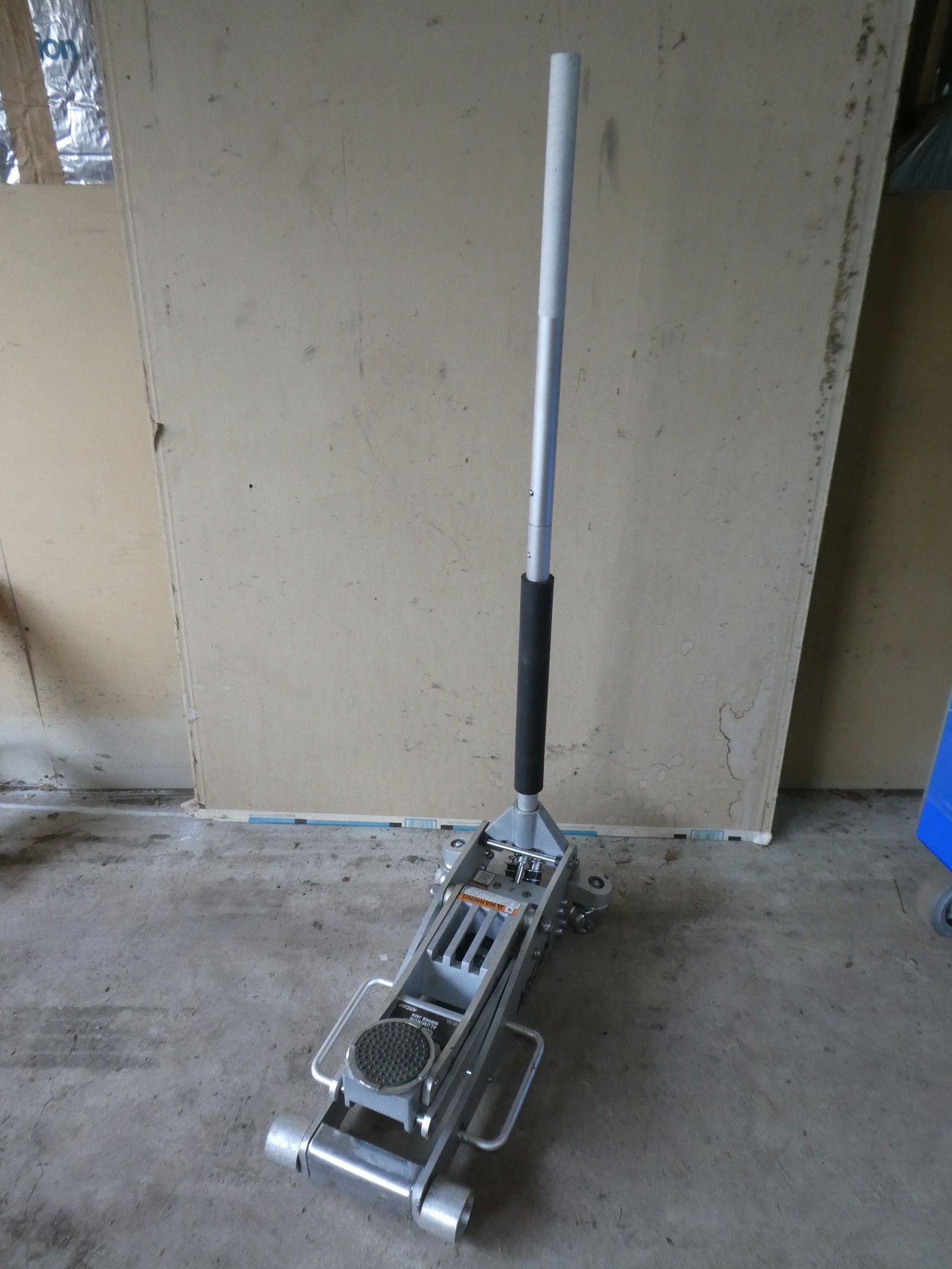 Arcan Aluminum 3 Ton Service Jack: Arcan Aluminum 3 Ton Service Jack. Buyer to arrange shipping or pick up from Gurnee IL. Local delivery available. This item is from a Gurnee, IL private estate. The estate included lots of cameras and