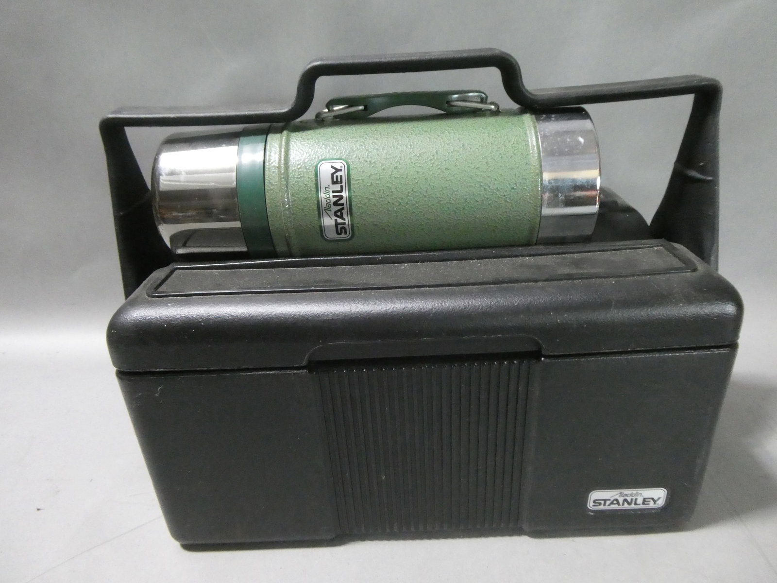 Vintage Aladdin Stanley Lunch Box & Vacuum Thermos Bottle Combo Set: Vintage Aladdin Stanley Lunch Box & Vacuum Thermos Bottle Combo Set This item is from a Gurnee, IL private estate. The estate included lots of cameras and accessories, motorcycles and parts, vehicles,