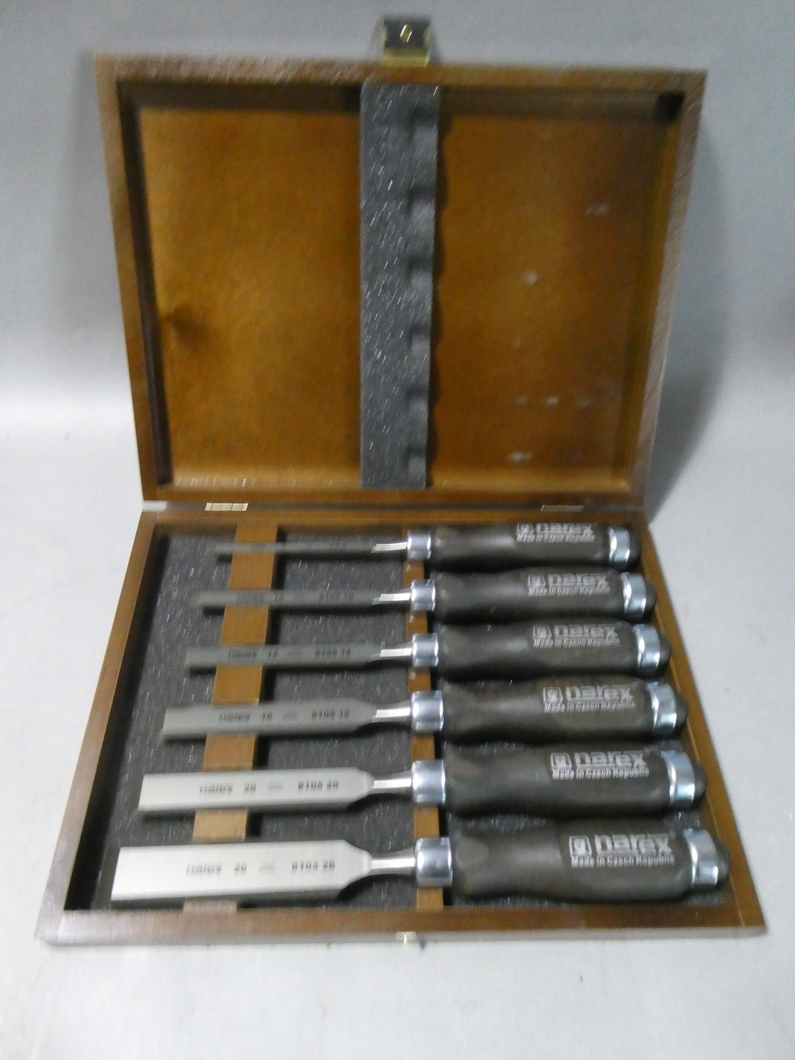 Narex 6 Piece Standard Bevel Edge Chisel Set in Wooden Presentation Box (853053): Narex 6 Piece Standard Bevel Edge Chisel Set in Wooden Presentation Box (853053) This item is from a Gurnee, IL private estate. The estate included lots of cameras and accessories, motorcycles and par