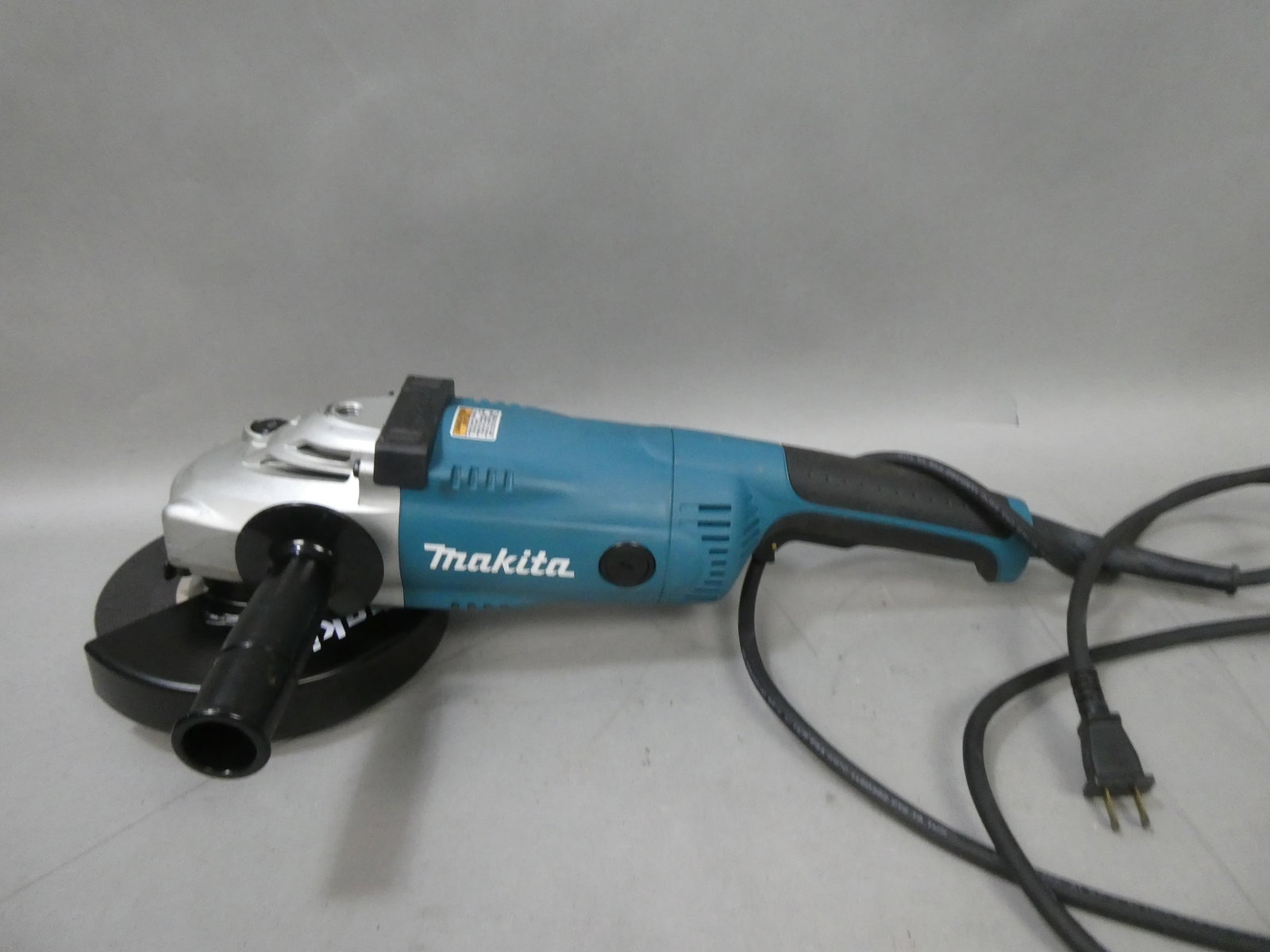 Makita GA7021 120V 15 Amp 7 inch Wheel Angle Grinder Corded Electric: Makita GA7021 120V 15 Amp 7 inch Wheel Angle Grinder Corded Electric This item is from a Gurnee, IL private estate. The estate included lots of cameras and accessories, motorcycles and parts, vehicles