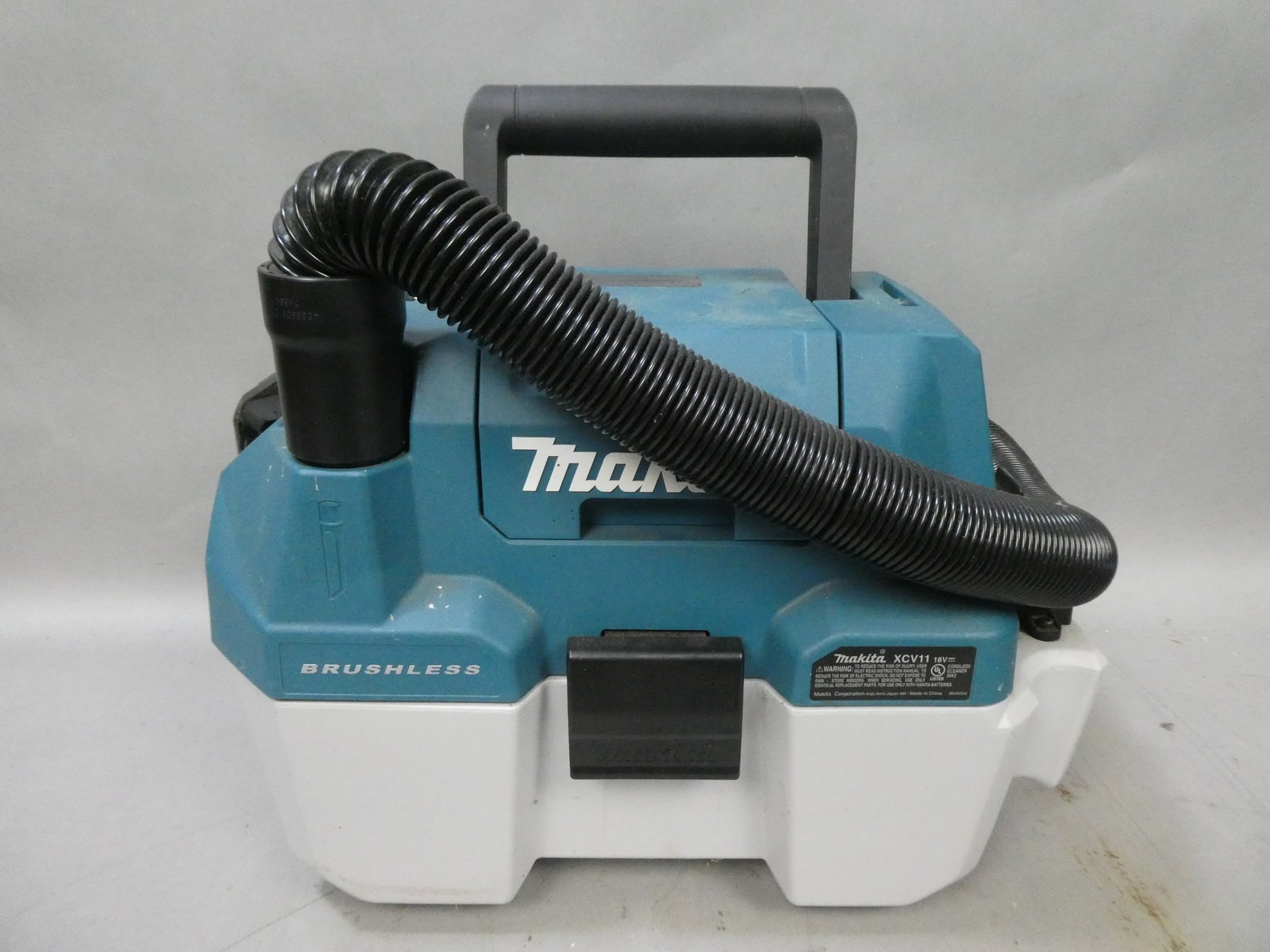 Makita XCV11Z 18 Volt 2 Gallon Brushless Wet/Dry Dust Extractor/Vacuum: Makita XCV11Z 18 Volt 2 Gallon Brushless Wet/Dry Dust Extractor/Vacuum This item is from a Gurnee, IL private estate. The estate included lots of cameras and accessories, motorcycles and parts, vehicl