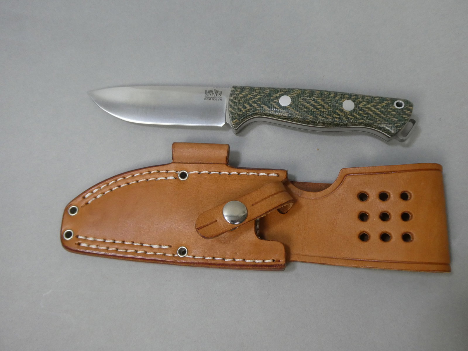 Bark River Bravo-1 CMP S35VN Knife w/ Leather Sheath: Bark River Bravo-1 CMP S35VN Knife w/ Leather Sheath This item is from a Gurnee, IL private estate. The estate included lots of cameras and accessories, motorcycles and parts, vehicles, knives, guns, 