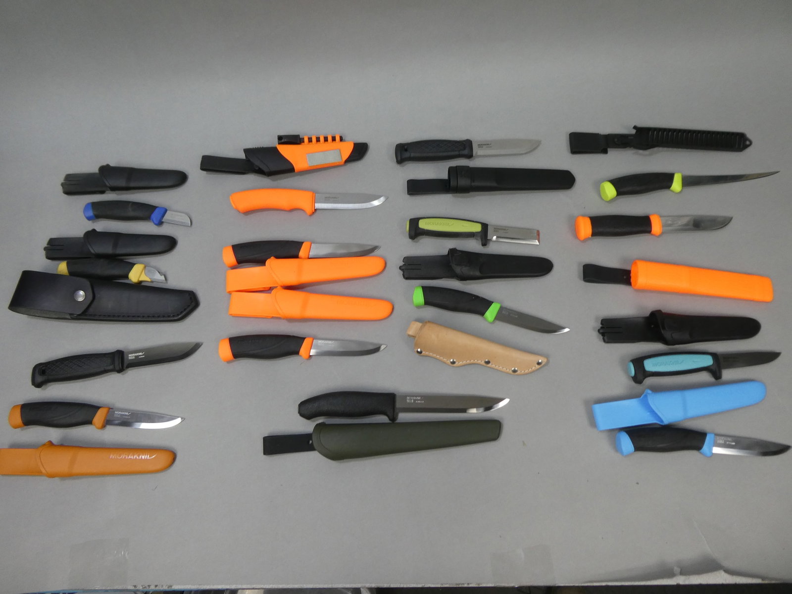 Lot 18 Morakniv Sweden Stainless & Carbon Knives: Lot 18 Morakniv Sweden Stainless & Carbon Knives with plastic handles and sheathes This item is from a Gurnee, IL private estate. The estate included lots of cameras and accessories, motorcycles and p