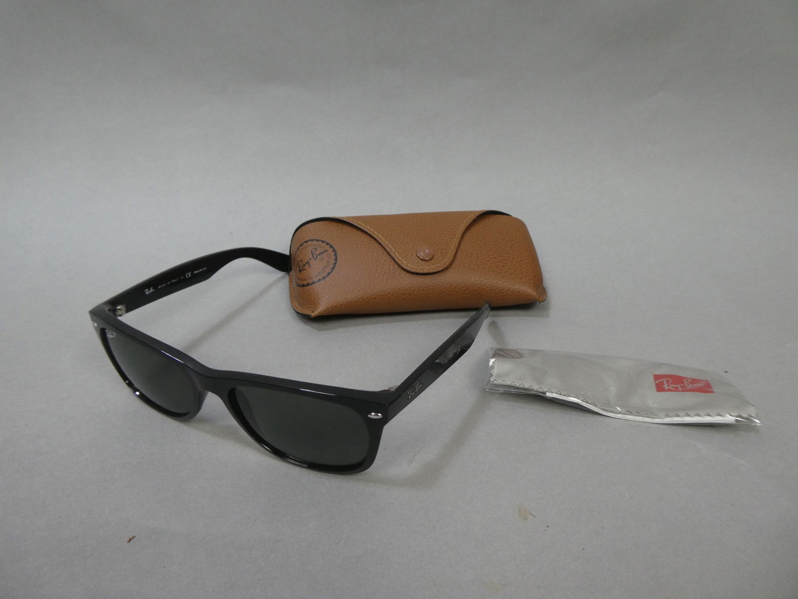 Ray-Ban New Wayfarer RB 2132 901/58 145 3P Sunglasses w/ Case: Ray-Ban New Wayfarer RB 2132 901/58 145 3P Sunglasses w/ Case This item is from a Gurnee, IL private estate. The estate included lots of cameras and accessories, motorcycles and parts, vehicles, knive