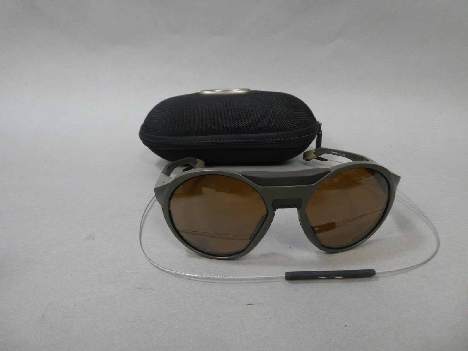 Oakley Clifden 009440-0456 Brown Lens Polarized Sunglasses: Oakley Clifden 009440-0456 Brown Lens Polarized Sunglasses and Side Shields This item is from a Gurnee, IL private estate. The estate included lots of cameras and accessories, motorcycles and parts, v