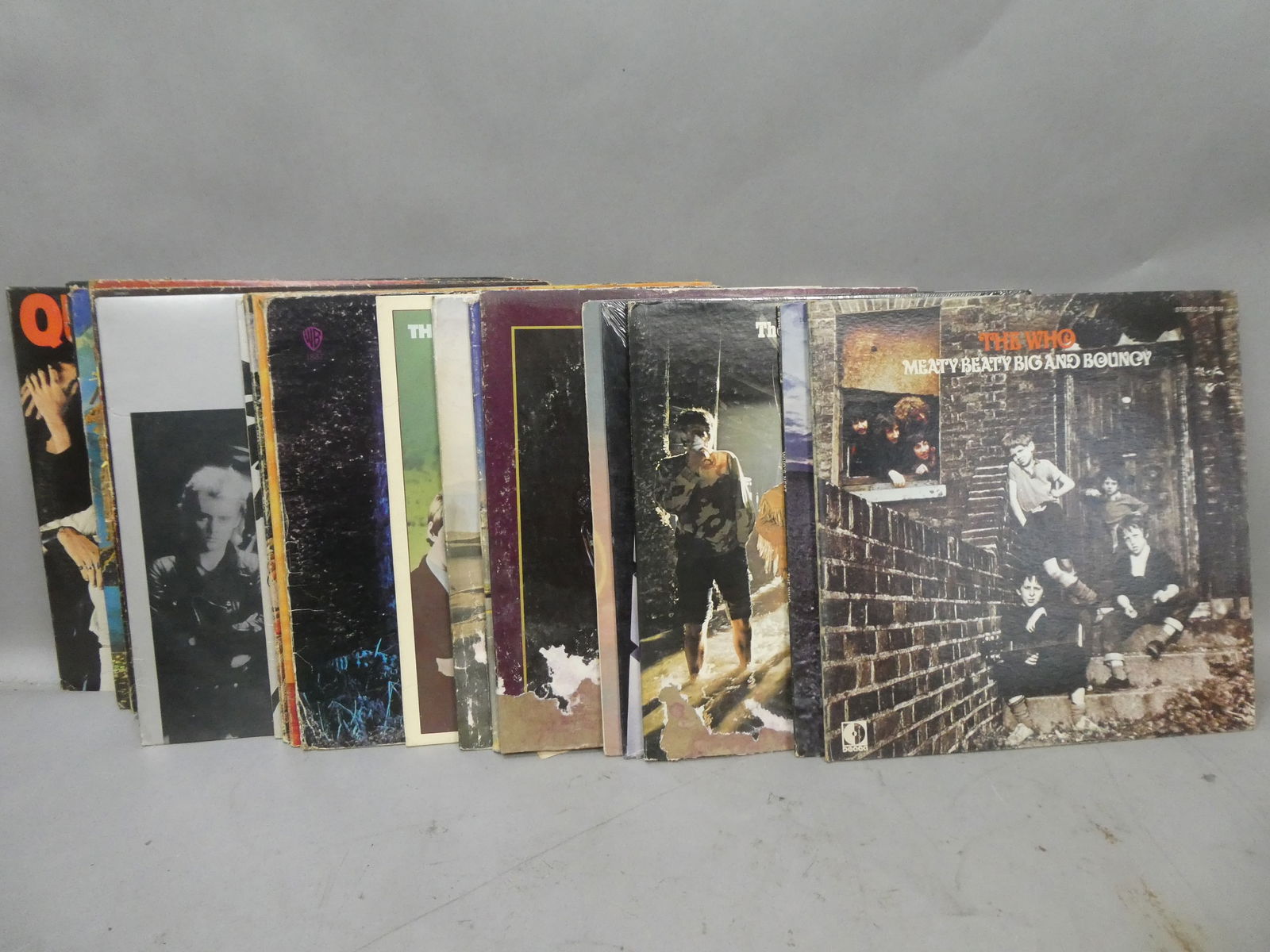 Lot 23 c1970's Assorted LP Record Vinyl Albums Hendrix Santana etc: Lot 23 c1970's Assorted LP Record Vinyl Albums including Santana, Hendrix, Cheap Trick, Pink Floyd, Queen, Head Fast, Black Sabbath, Who, Guess Who, Robert Collins, Deep Purple, Thin Lizzy, Elton John