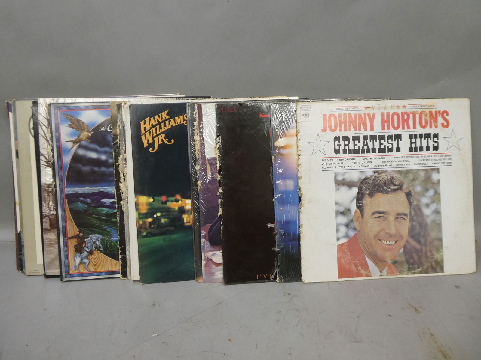 Lot 20 Assorted 1970-80's Country Music LP Record Vinyl Albums: Lot 20 Assorted 1970-80's Country Music LP Record Vinyl Albums including Waylon, Kenny Rogers, Johnny Paycheck, John Anderson, Randy Travis, Hank Williams Jr, Waylon, Johnny Horton, Dora Hall, Willie