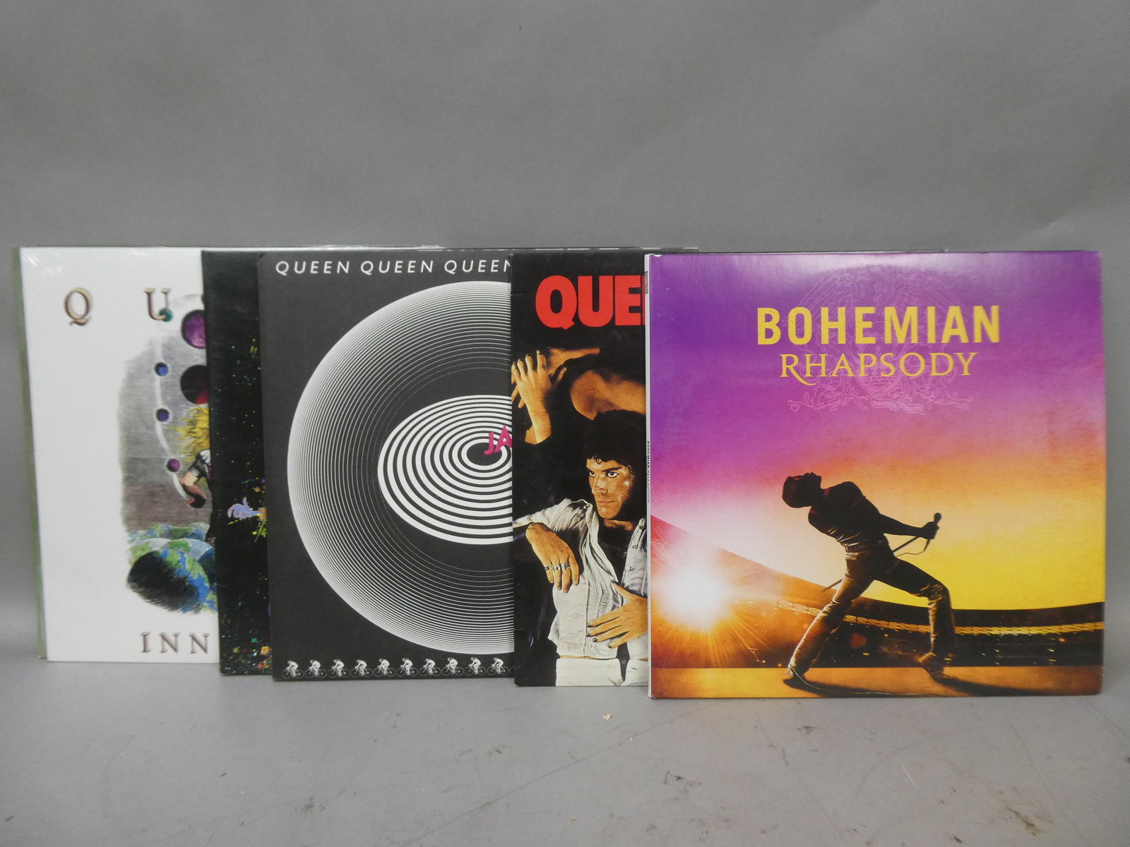 Lot 8 Queen LP Record Vinyl Albums: Lot 8 Queen LP Record Vinyl Albums including The Miracle, The Game, News of the World, Innuendo A Kind of Magic, Jazz, Sheer Heart Attack and Bohemian Rhapsody. Condition:Minor wear to sleeves and rec