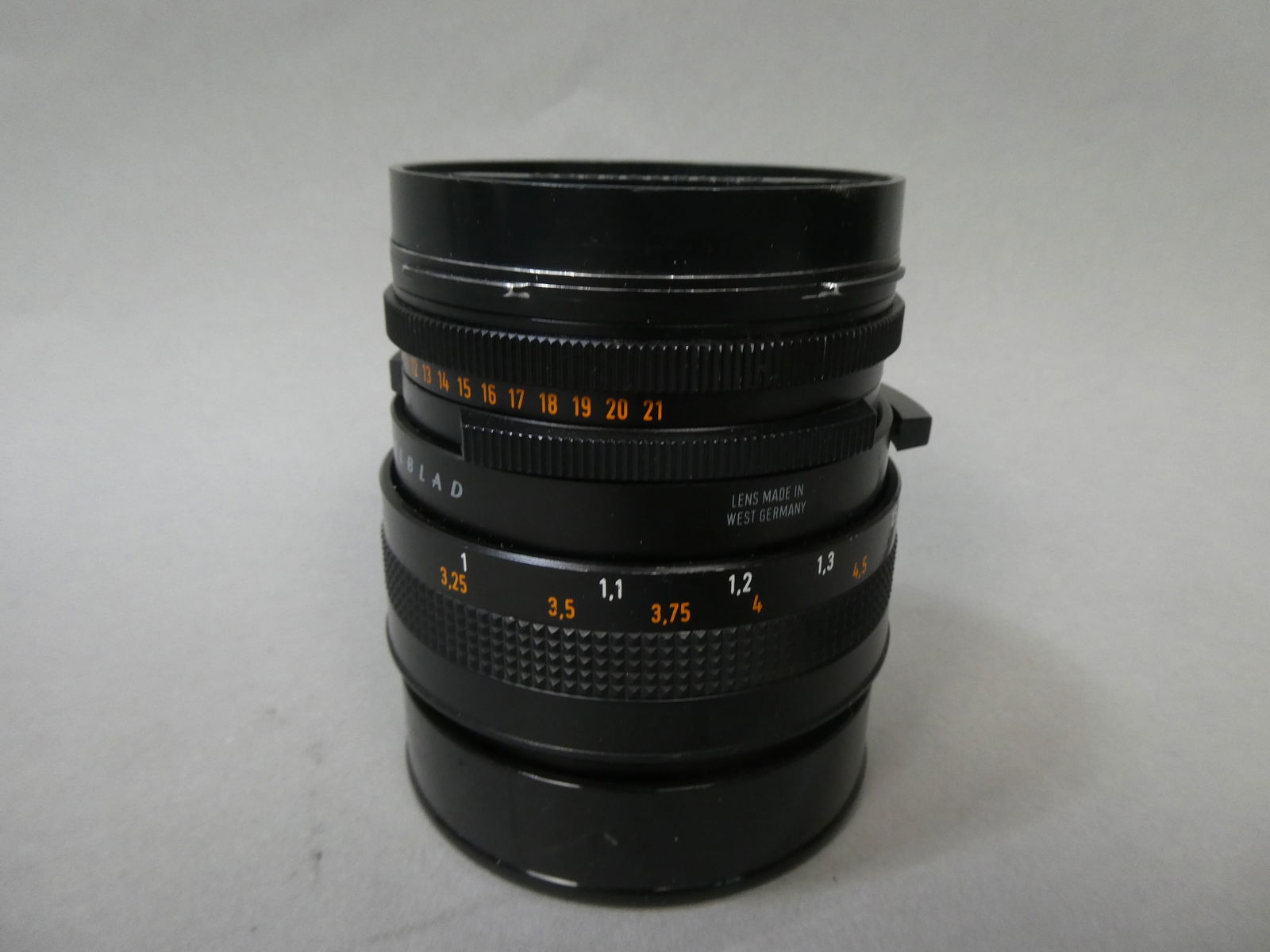 Hasselblad Carl Zeiss T* Planar 100mm f3.5 Cfi Medium Format Lens: Hasselblad Carl Zeiss T* Planar 100mm f3.5 Cfi Medium Format Lens This item is from a Gurnee, IL private estate. The estate included lots of cameras and accessories, motorcycles and parts, vehicles, k