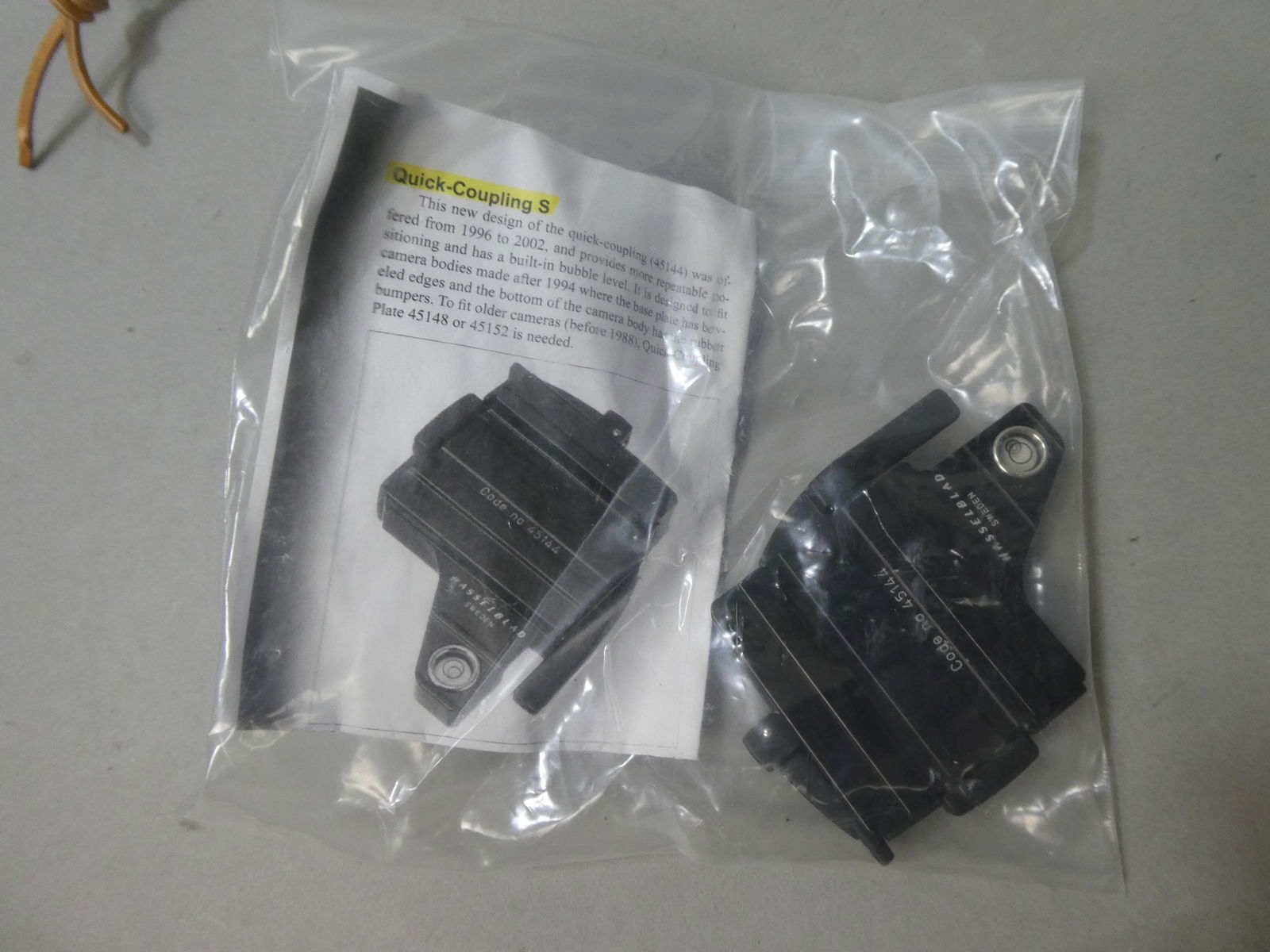 Hasselblad Tripod Quick Coupling S 45144 for 500 CM CX CW: Hasselblad Tripod Quick Coupling S 45144 for 500 CM CX CW This item is from a Gurnee, IL private estate. The estate included lots of cameras and accessories, motorcycles and parts, vehicles, knives, g