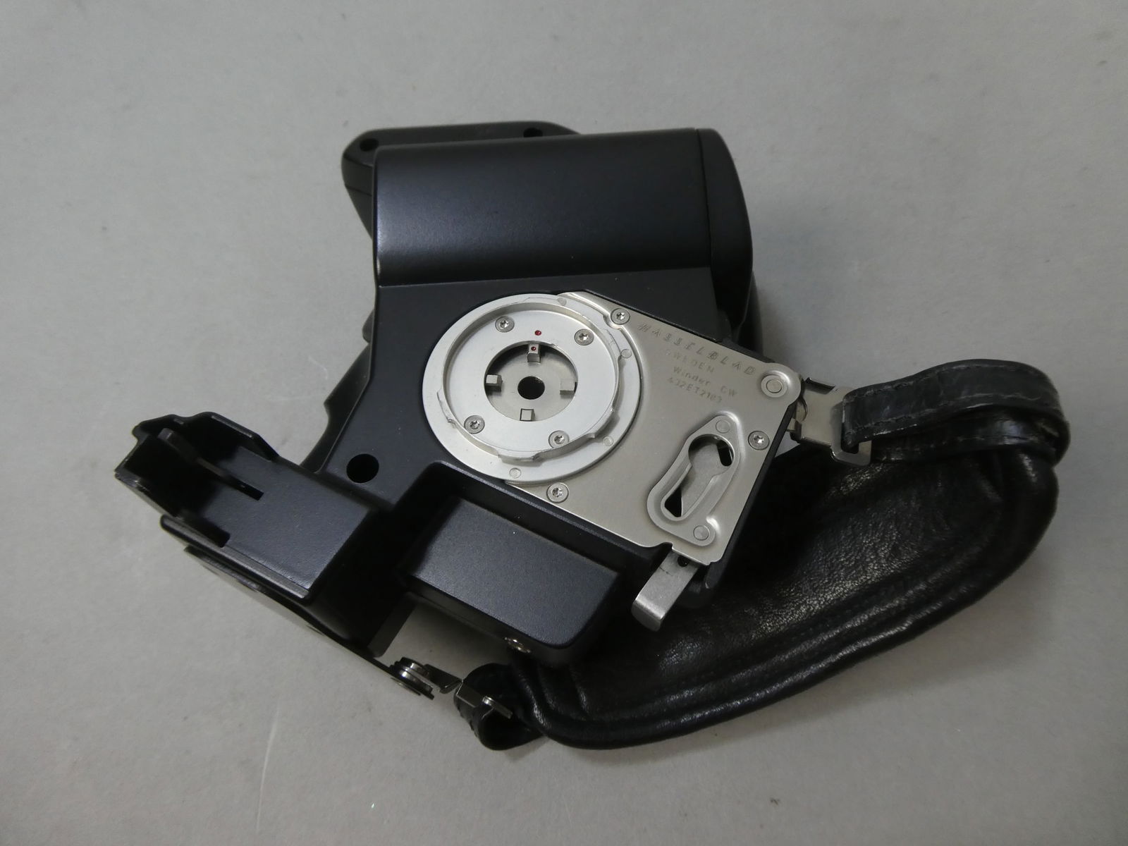 Hasselblad Winder CW 503CW 503CXi: Hasselblad Winder CW 503CW 503CXi This item is from a Gurnee, IL private estate. The estate included lots of cameras and accessories, motorcycles and parts, vehicles, knives, guns, tools, workshop equ